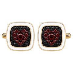 Boutons de manchette en forme de cœur avec grenat (pierre de naissance), émail blanc et or 14 carats, par MEGHNA JEWELS