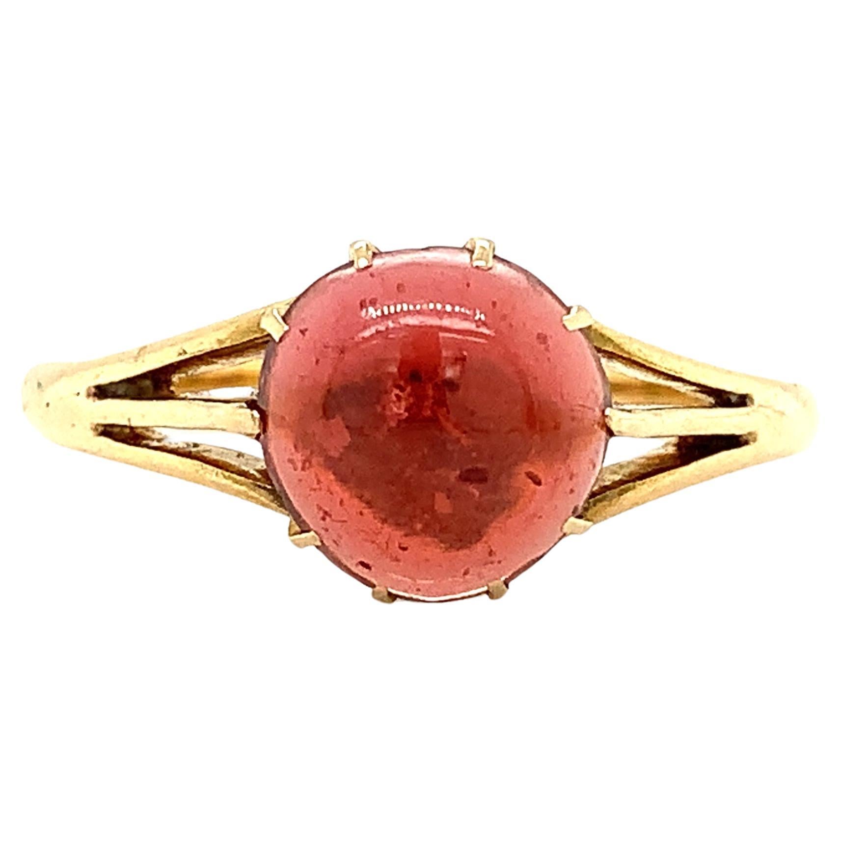 Antiker Solitär-Verlobungsring aus 18 Karat Gelbgold mit Granat und Cabochon
