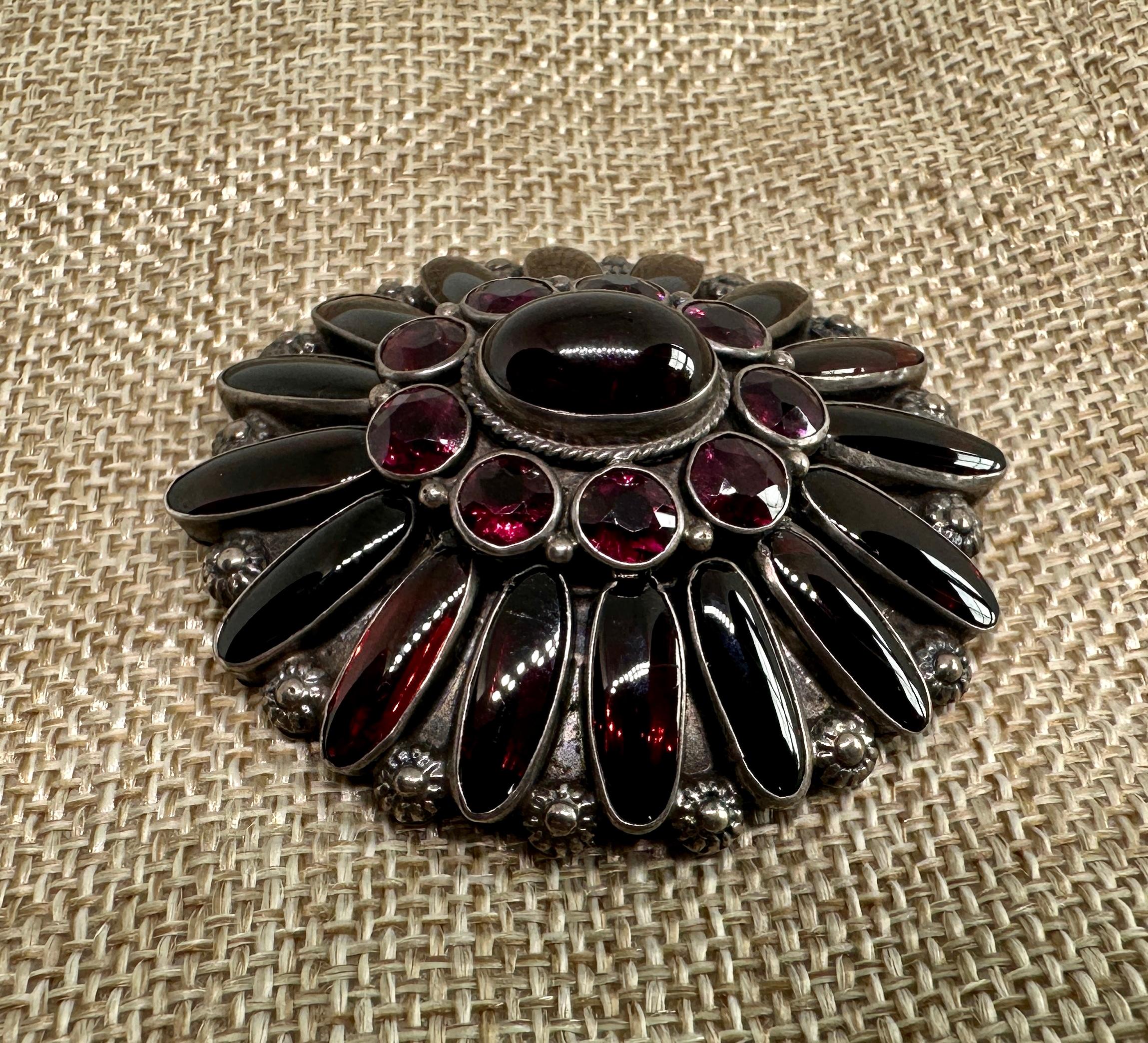 Broche austro-hongroise en grenat cabochon Epingle à broche Renaissance Revival Antique Flower en vente 4