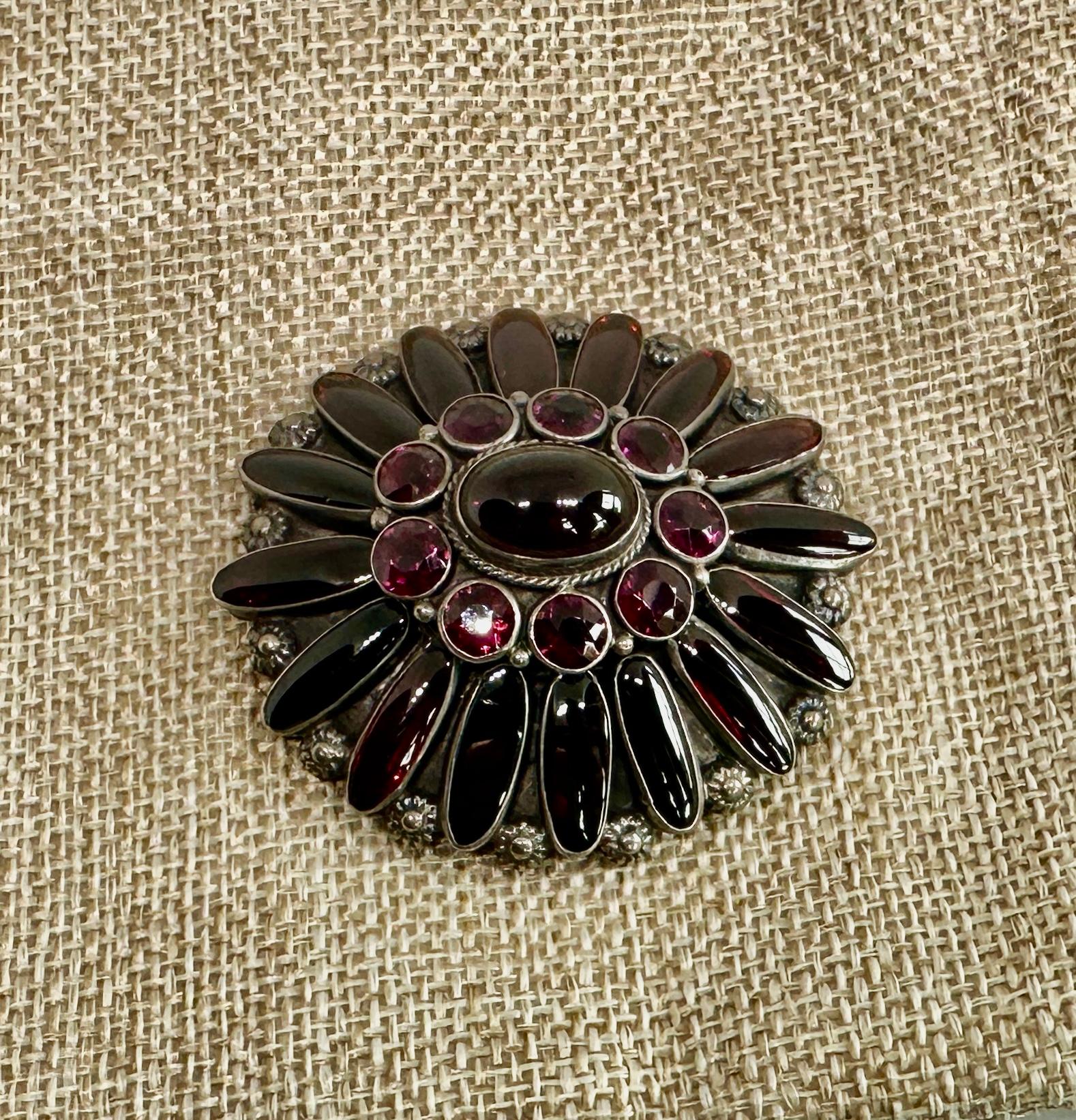 Broche austro-hongroise en grenat cabochon Epingle à broche Renaissance Revival Antique Flower en vente 5