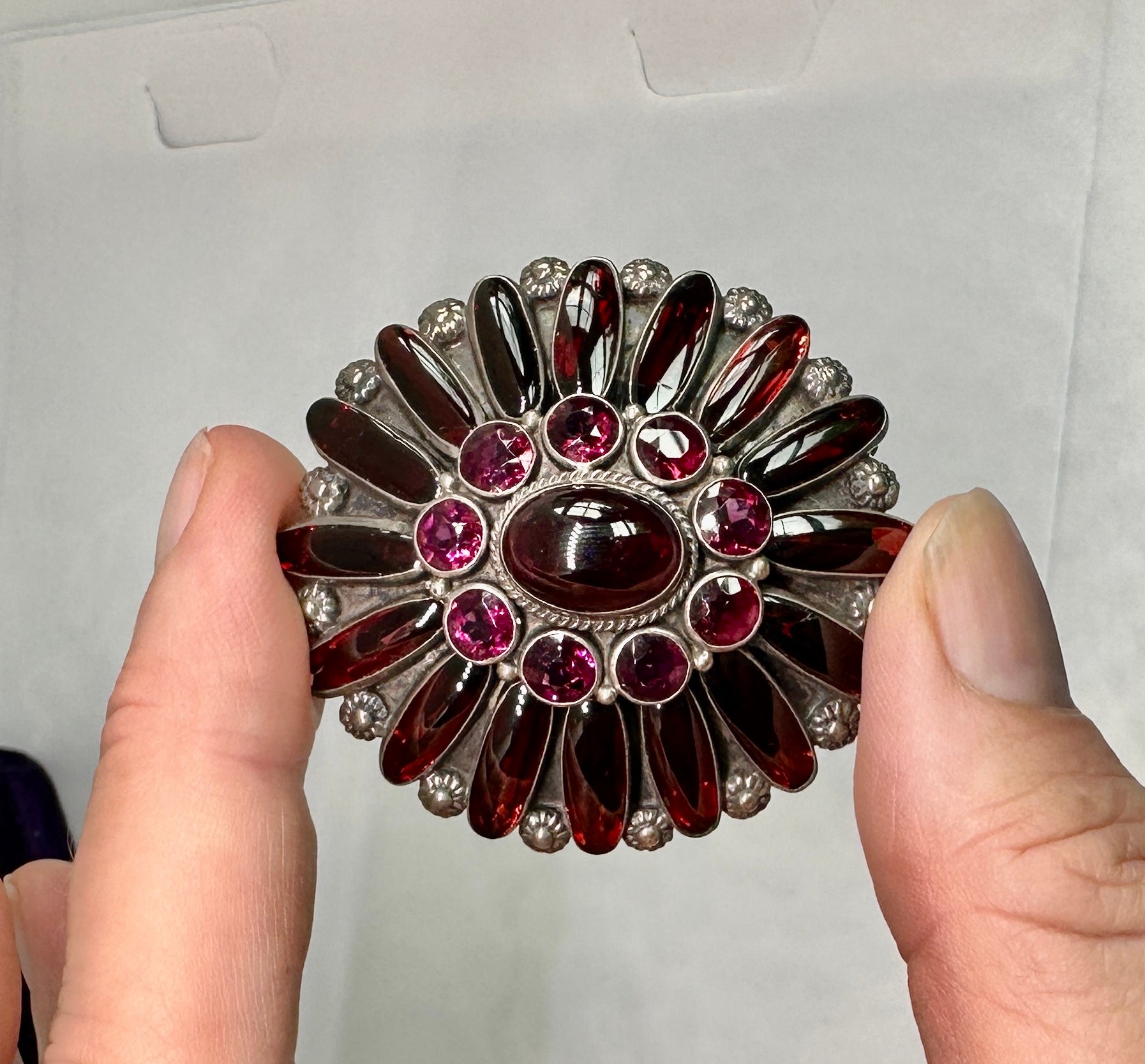 Il s'agit de l'un des plus beaux et des plus magnifiques bijoux anciens en grenat de Bohême austro-hongrois que nous ayons vus.  Ce bijou de qualité muséale, grand et spectaculaire, mesure 2 1/8 pouces de large et 2 pouces de haut.  La broche est de