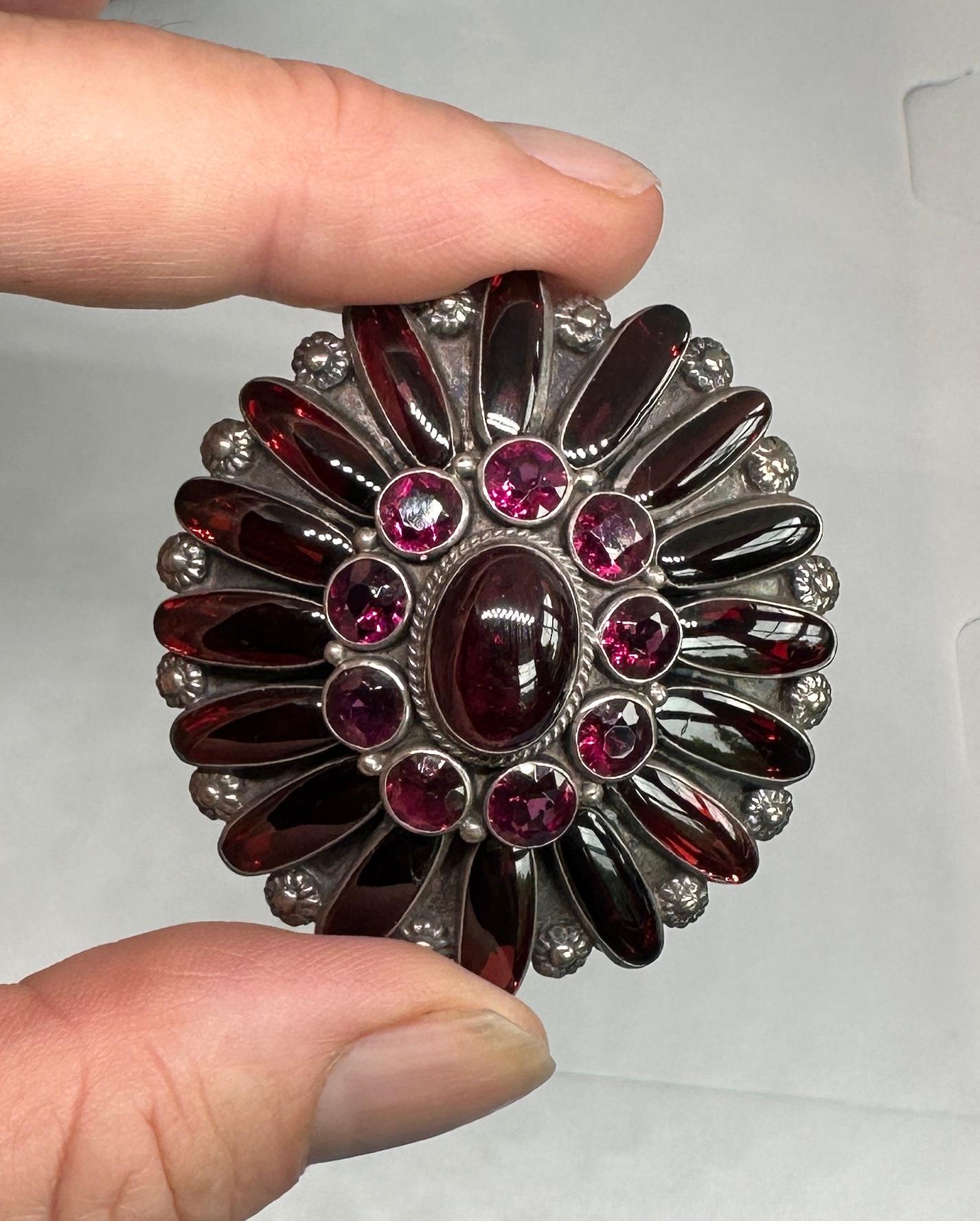 Néo-Renaissance Broche austro-hongroise en grenat cabochon Epingle à broche Renaissance Revival Antique Flower en vente