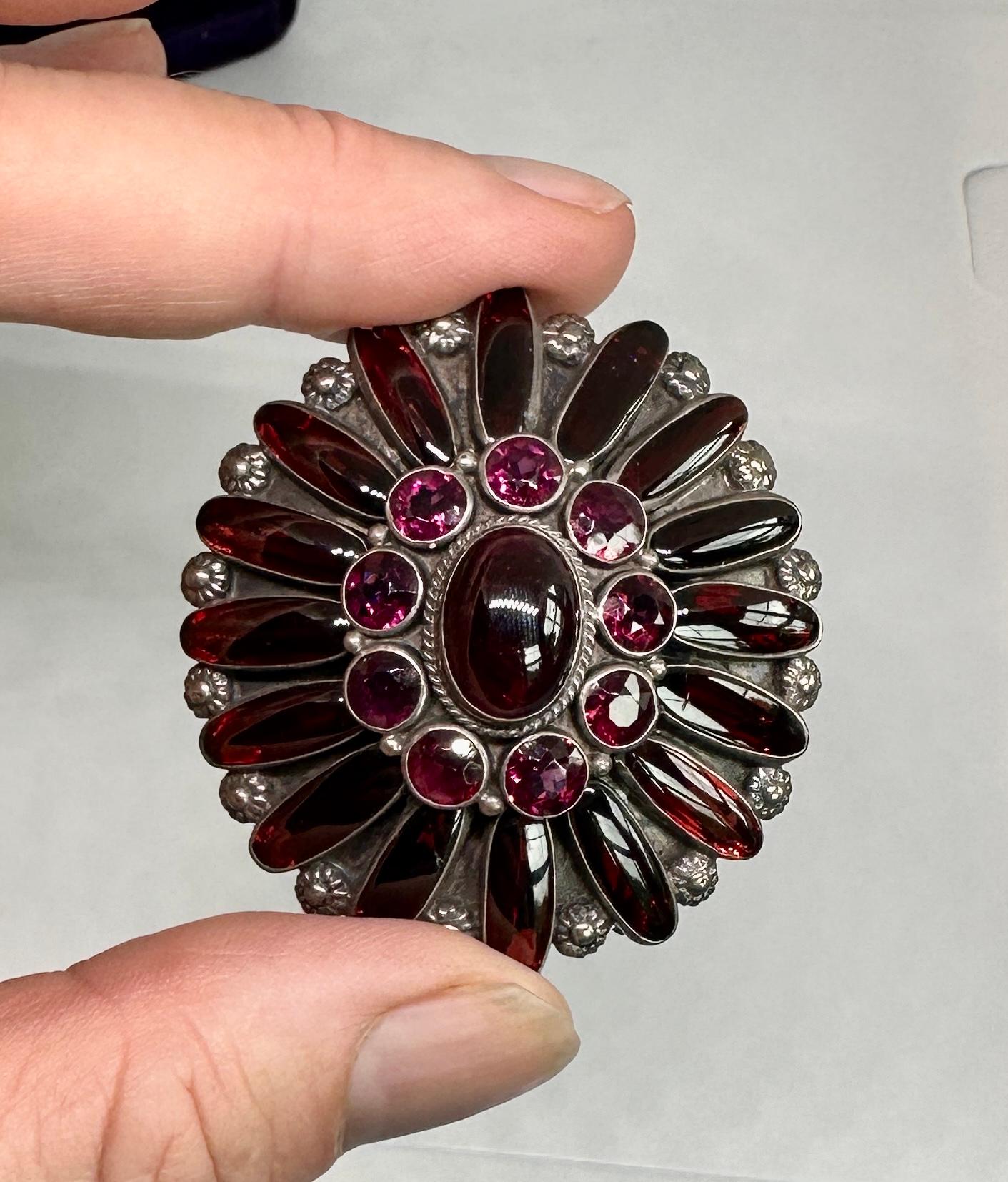 Taille cabochon Broche austro-hongroise en grenat cabochon Epingle à broche Renaissance Revival Antique Flower en vente