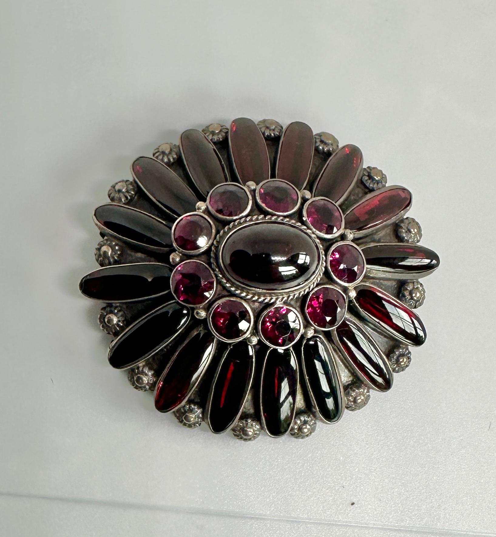 Broche austro-hongroise en grenat cabochon Epingle à broche Renaissance Revival Antique Flower Excellent état - En vente à New York, NY