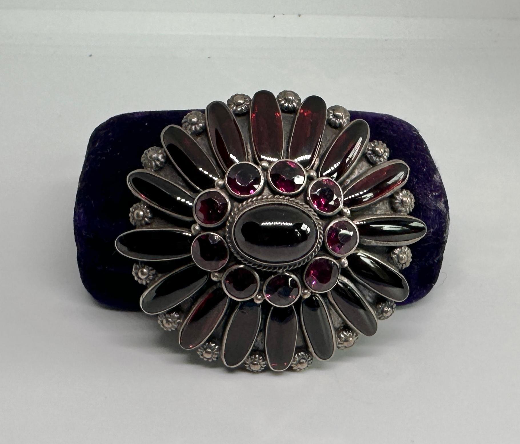 Broche austro-hongroise en grenat cabochon Epingle à broche Renaissance Revival Antique Flower Unisexe en vente