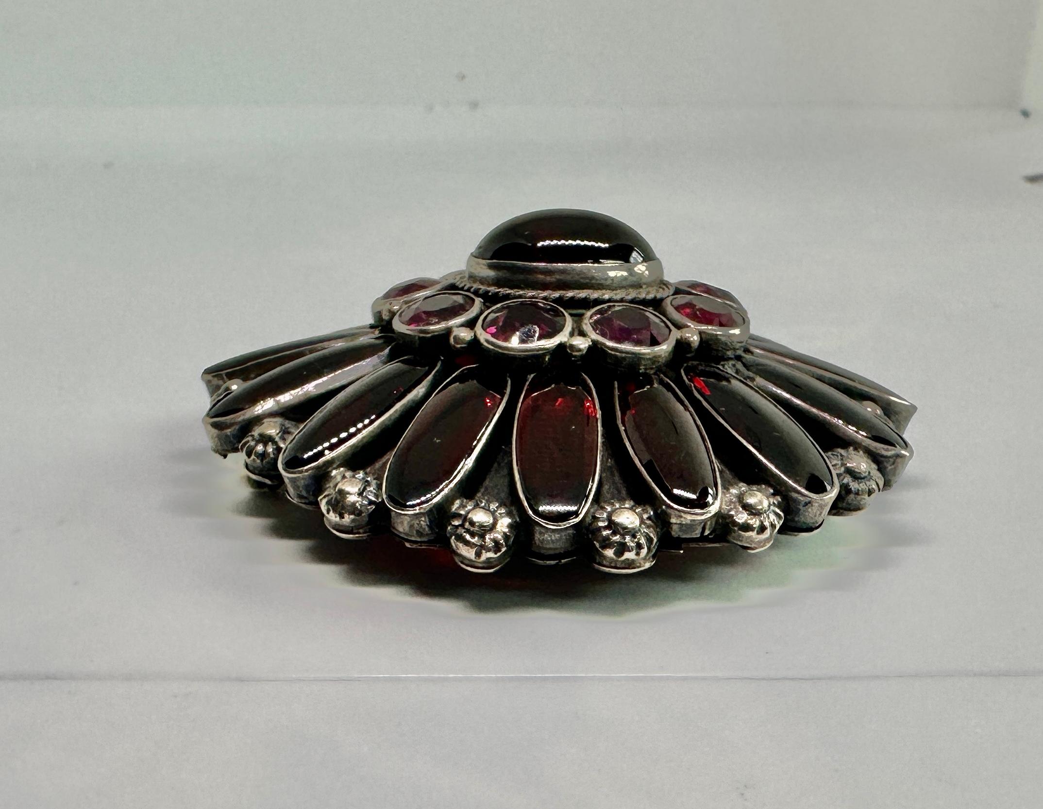 Broche austro-hongroise en grenat cabochon Epingle à broche Renaissance Revival Antique Flower en vente 1