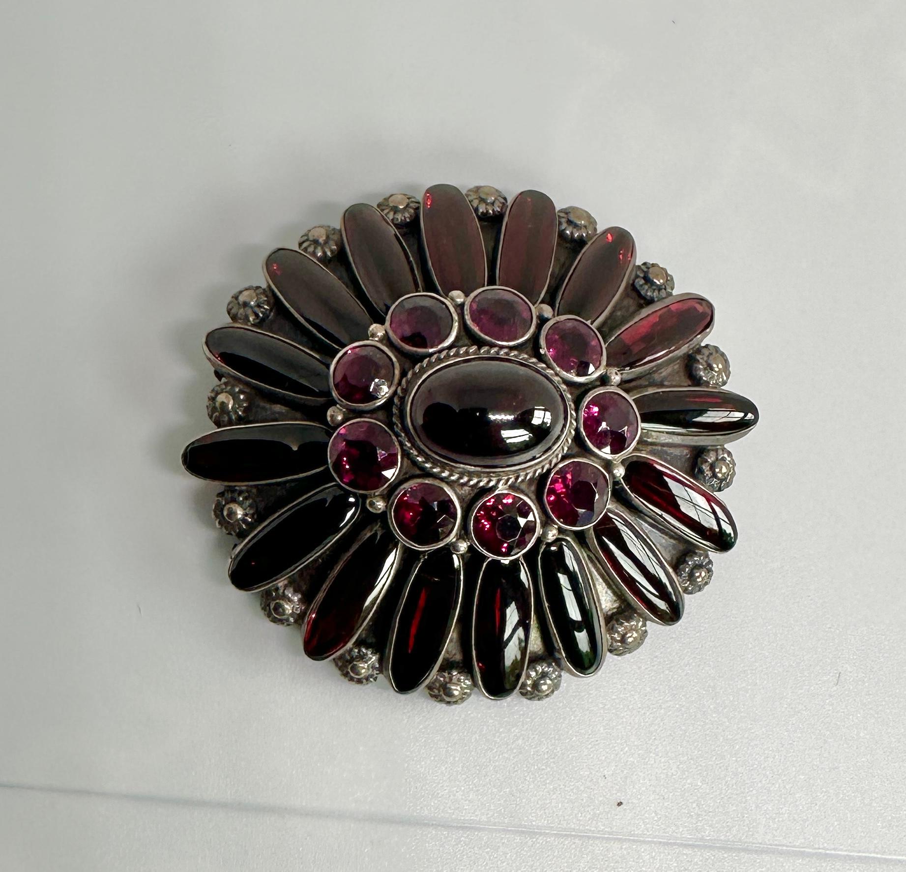 Broche austro-hongroise en grenat cabochon Epingle à broche Renaissance Revival Antique Flower en vente 2