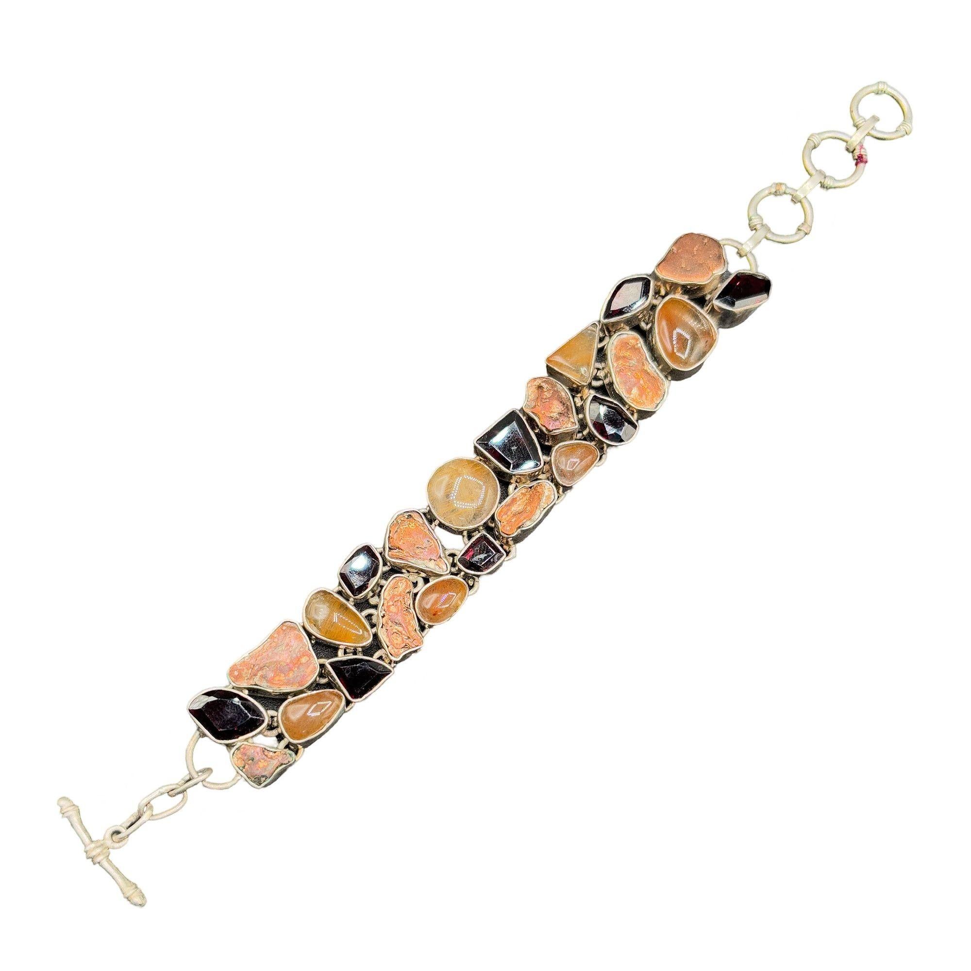 Pulsera de moda de plata de ley 925 con racimo de granates multipiedra de 8 pulgadas. Esta impresionante pulsera reúne los tonos ricos y terrosos de los granates, bellamente complementados con detalles de cristal facetado que atrapan la luz con cada