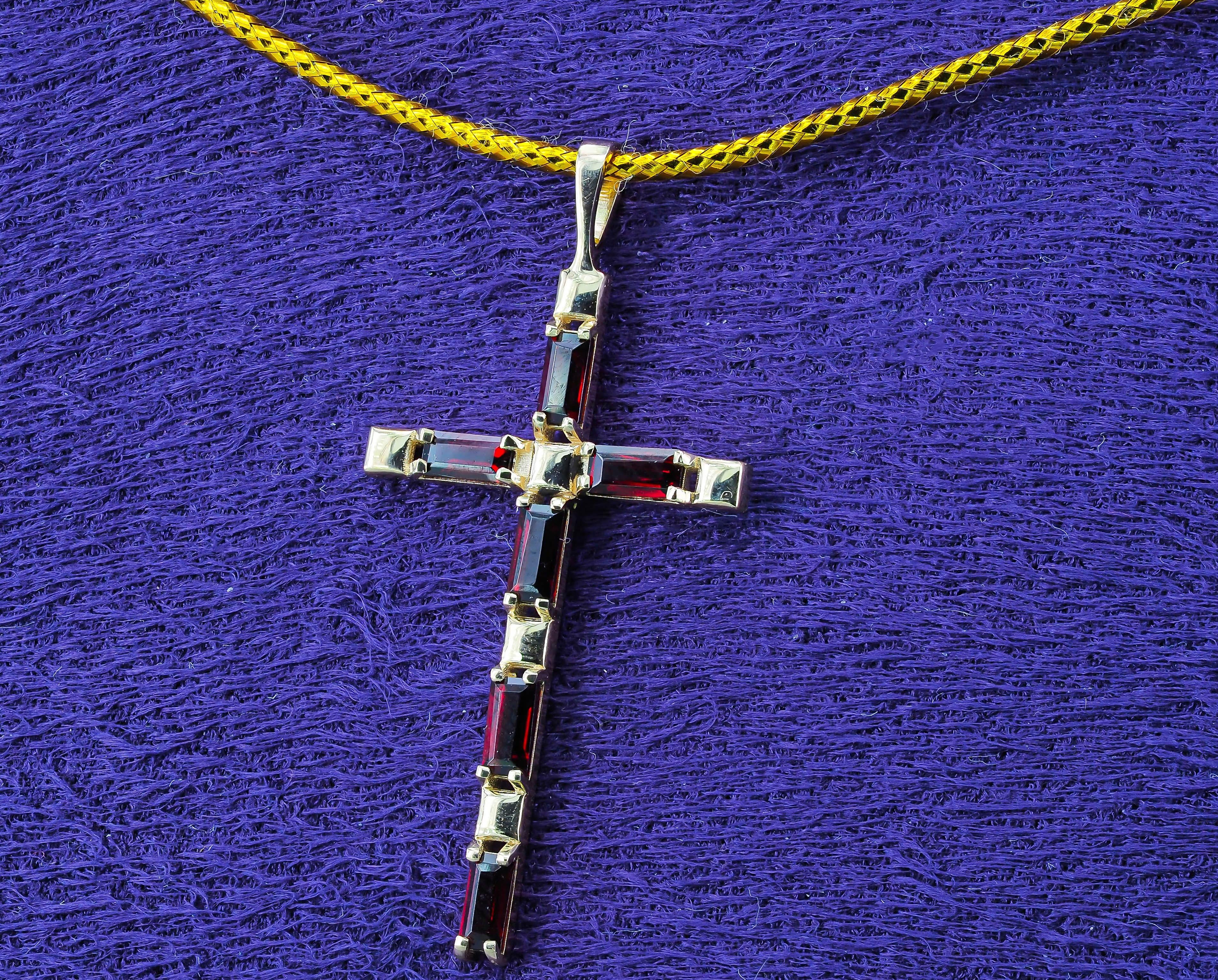 Garnet Cross Pendant in 14k Gold, Baguette Garnet Cross In New Condition In Istanbul, TR
