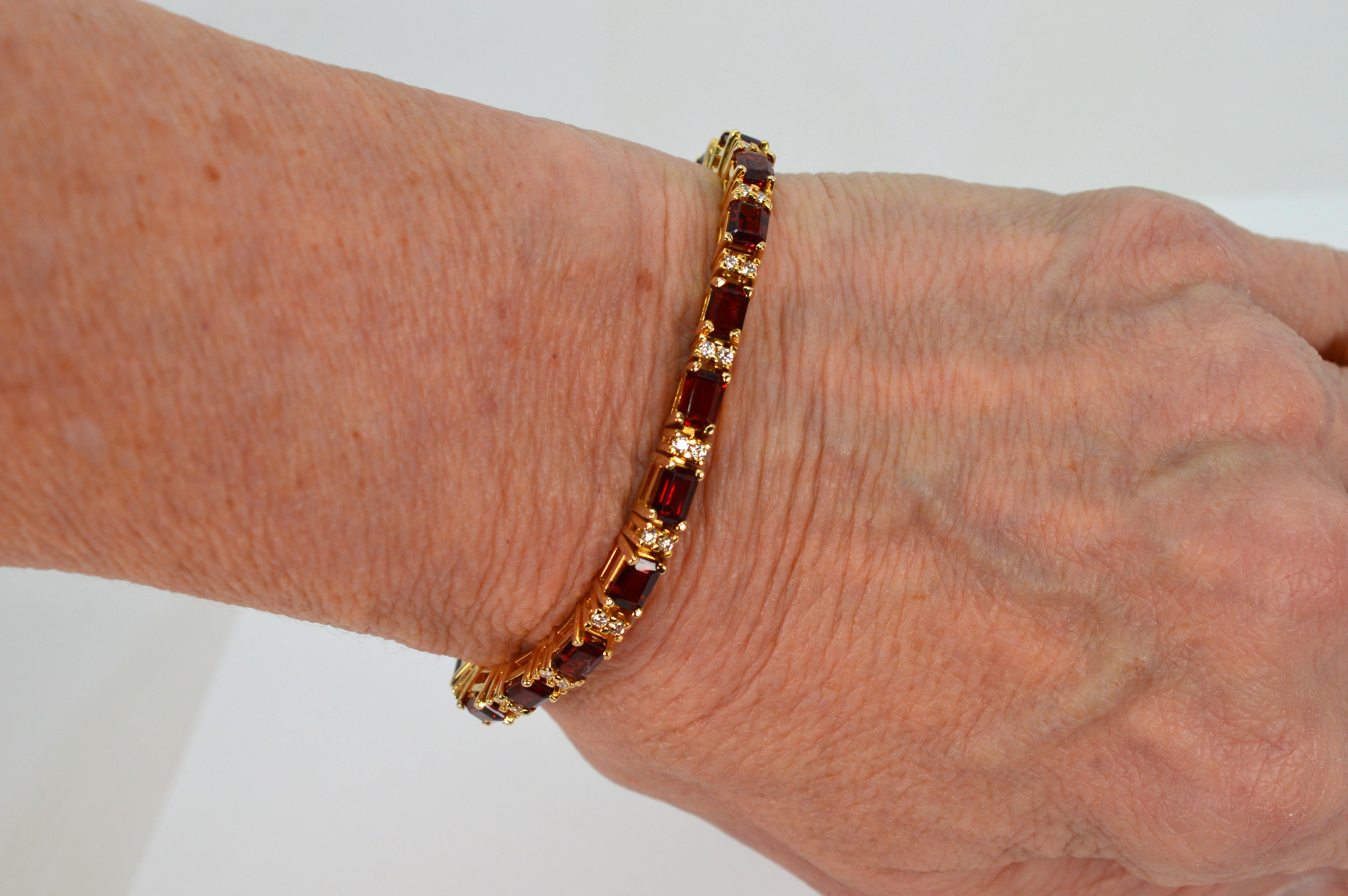 Bracciale tennis in oro giallo 14 carati con diamante e granato in vendita 5