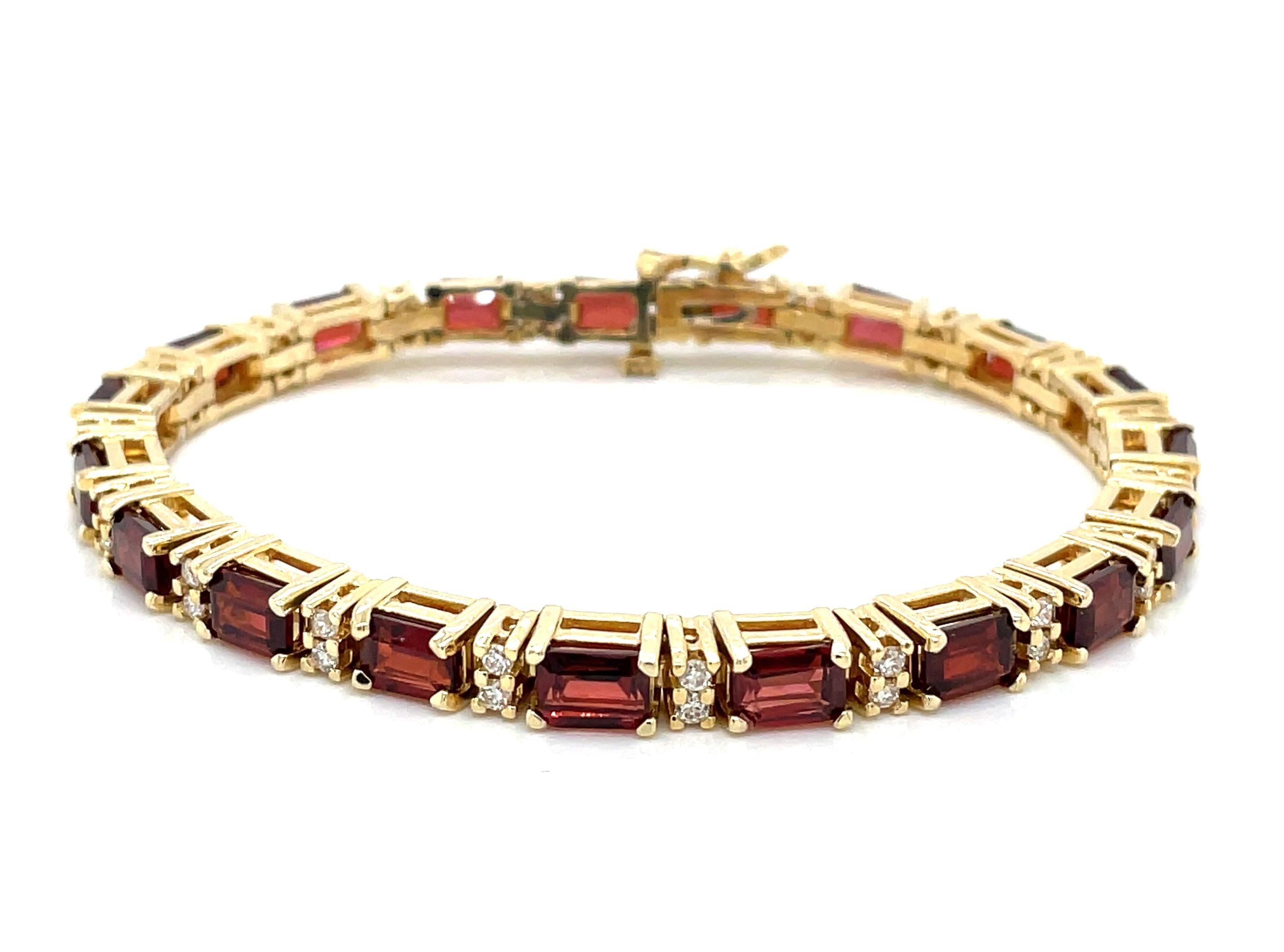 Il granato dai toni caldi è esposto con stazioni alternate di due diamanti rotondi sfaccettati lungo i sette pollici di lunghezza di questo bracciale a maglie in oro giallo 14 carati meticolosamente realizzato. Nello stile senza tempo universalmente