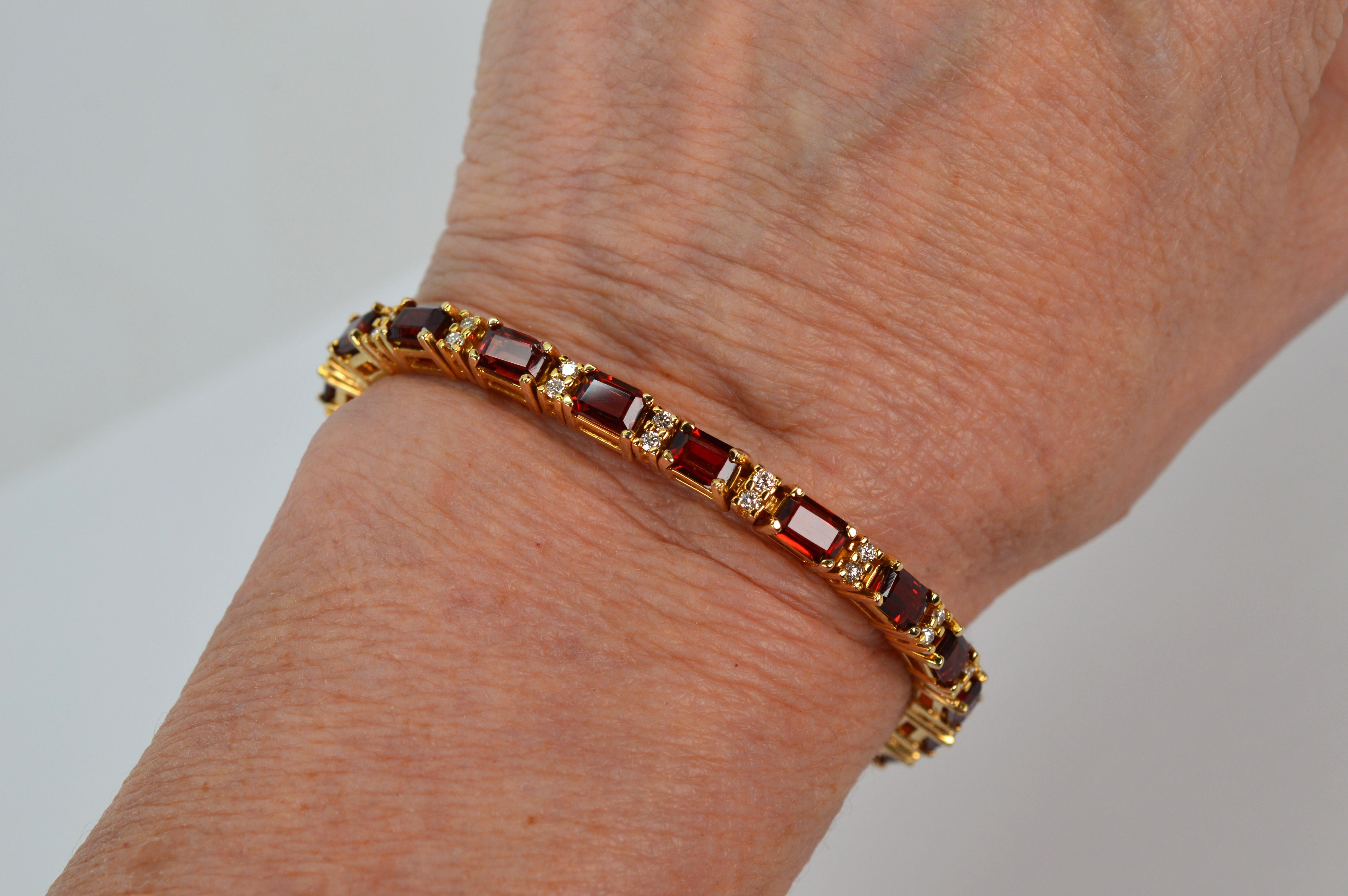 Taglio misto Bracciale tennis in oro giallo 14 carati con diamante e granato in vendita