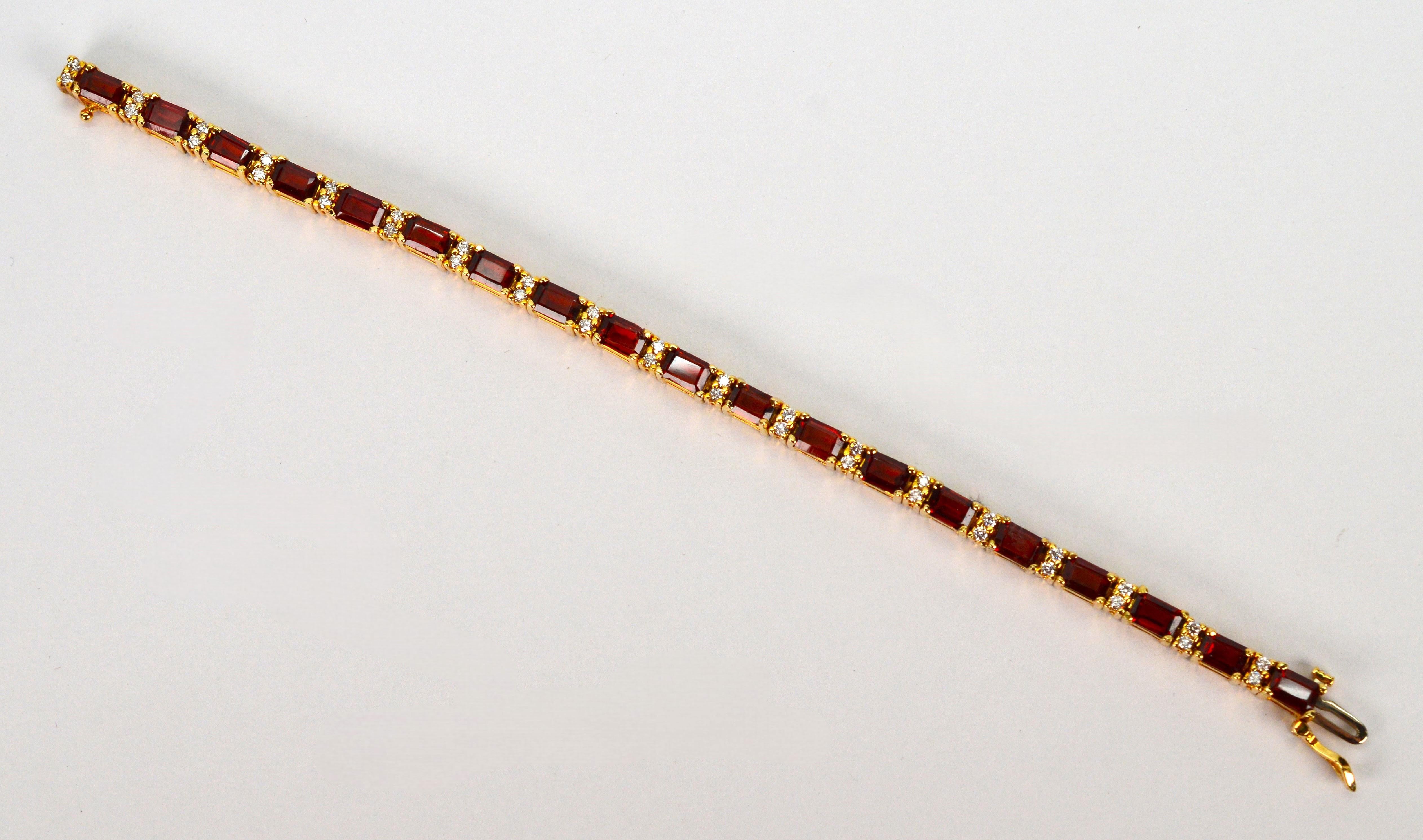 Bracciale tennis in oro giallo 14 carati con diamante e granato In condizioni ottime in vendita a Mount Kisco, NY