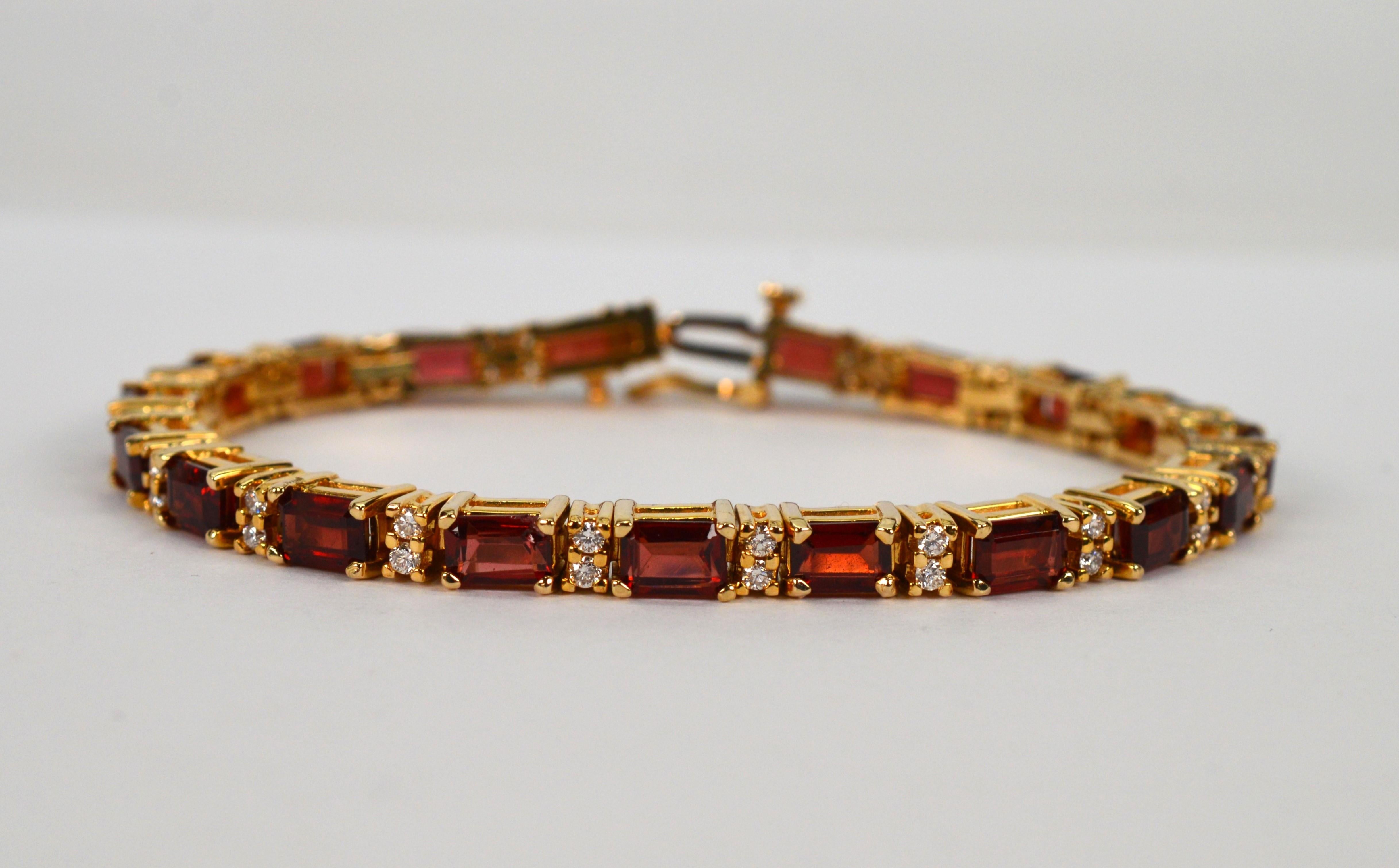 Donna Bracciale tennis in oro giallo 14 carati con diamante e granato in vendita