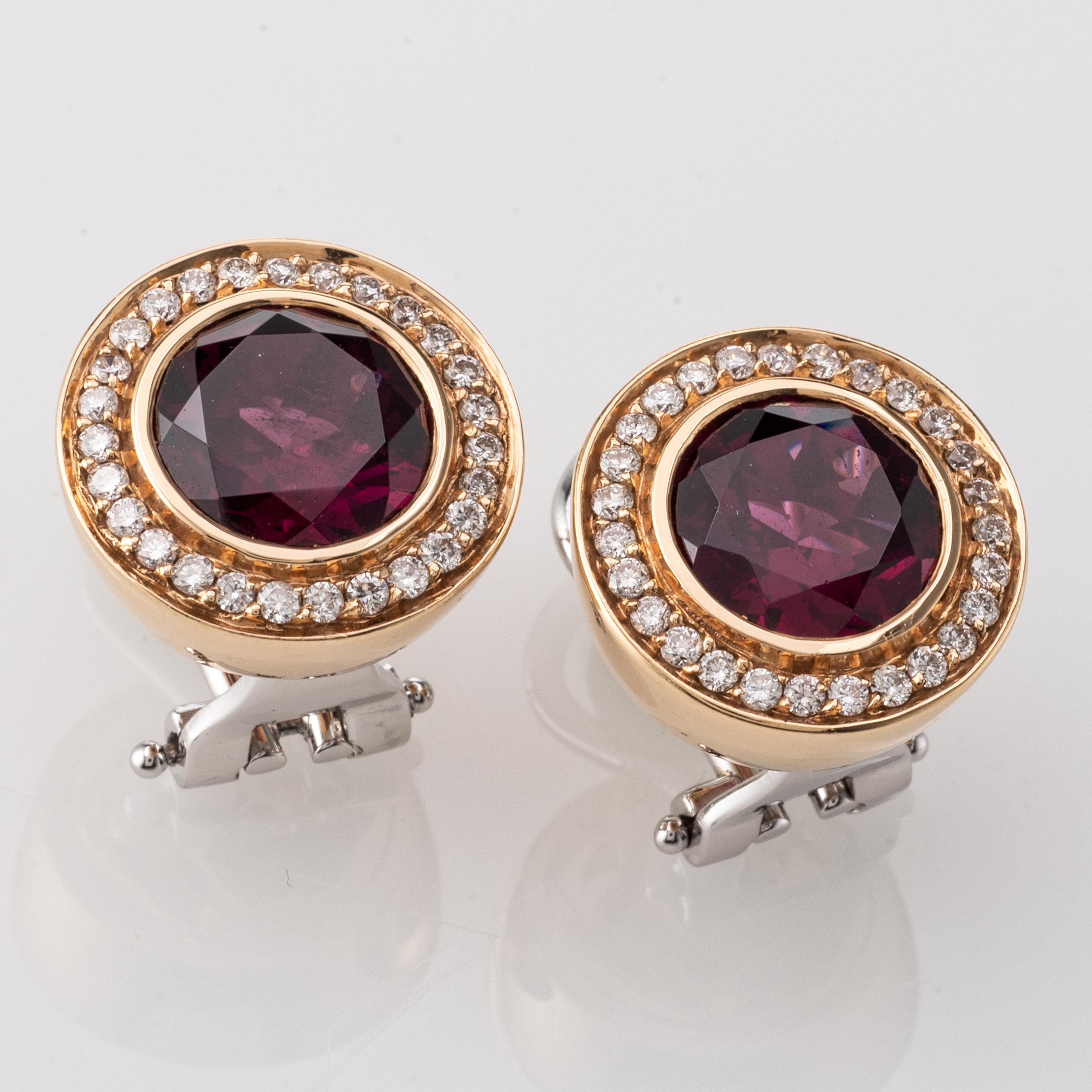 Timeless and Classy Garnet and Diamond Earrings set in 18 Karat Rose and White Gold.
4.5 Carat of Pyrope Garnet and 0.38 Carat Diamonds.
Customisation of gold colour, stones is possible. We can custom make this item according to your taste. When