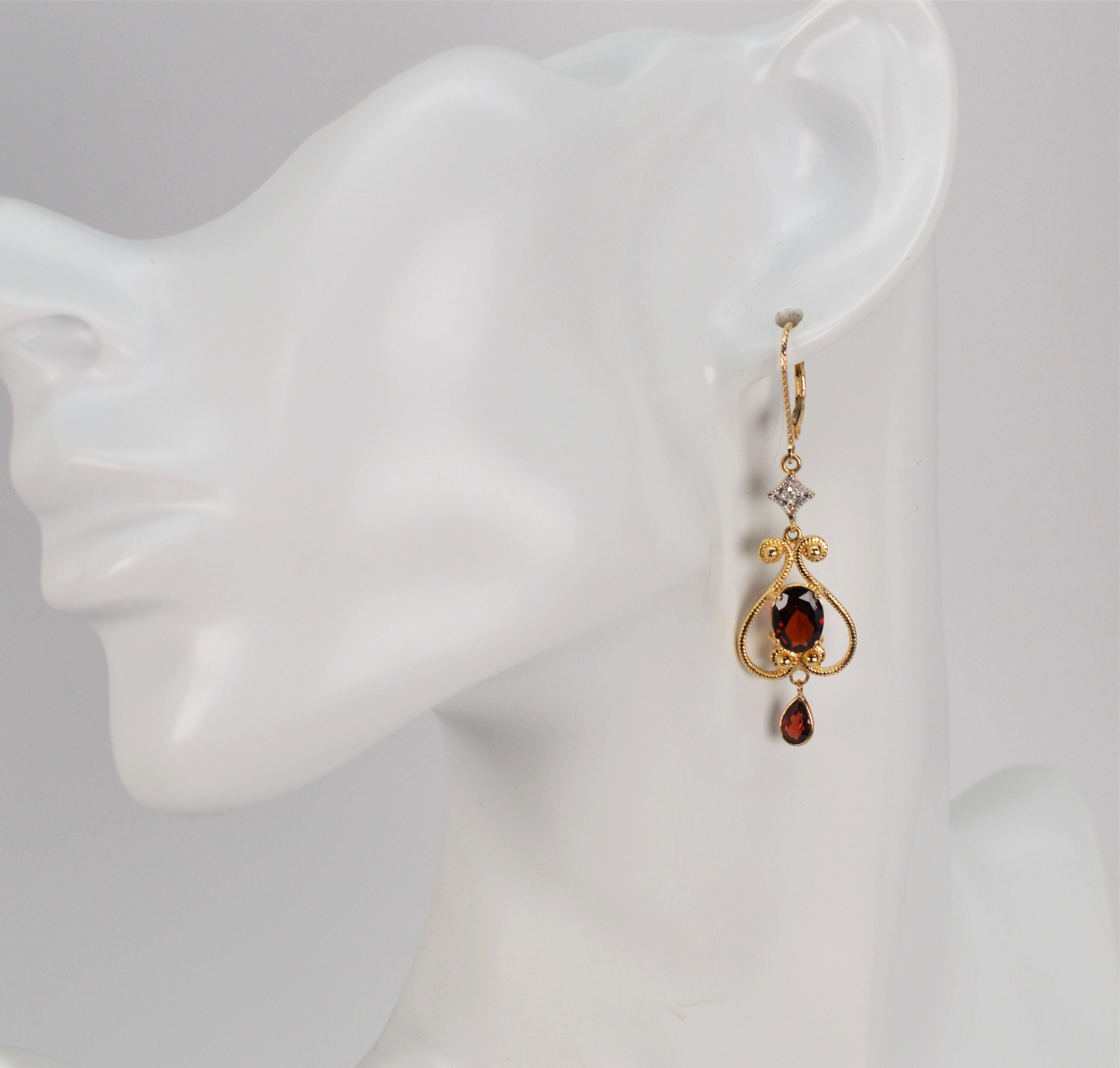 Victorien Boucle d'oreille pendante en or jaune 14 carats avec grenat et diamants de style victorien en vente