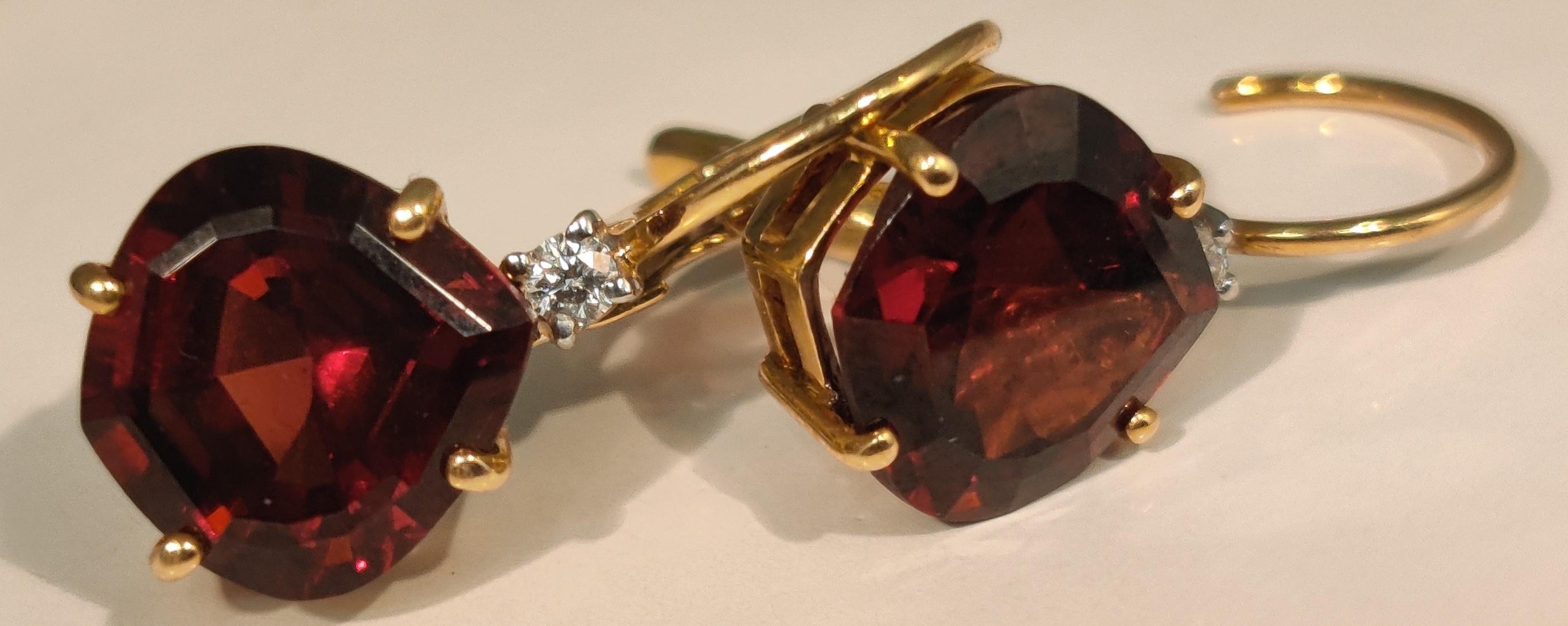 Garnet Diamond Earrings 18 K hanger In New Condition For Sale In Bad Kissingen, DE