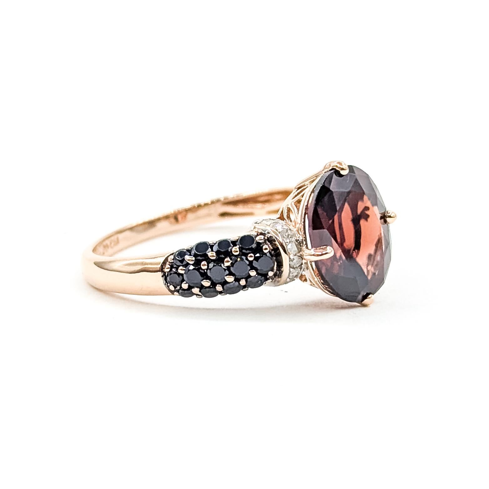 Granat & Diamant-Pavé-Ring aus 10k Rose Gold

Dieser Ring ist aus 10 Karat Roségold gefertigt und zeigt in der Mitte einen Granat von 3,36 Karat in Zackenfassung, umgeben von schwarzen und weißen runden Diamanten von insgesamt 0,54 Karat. Die