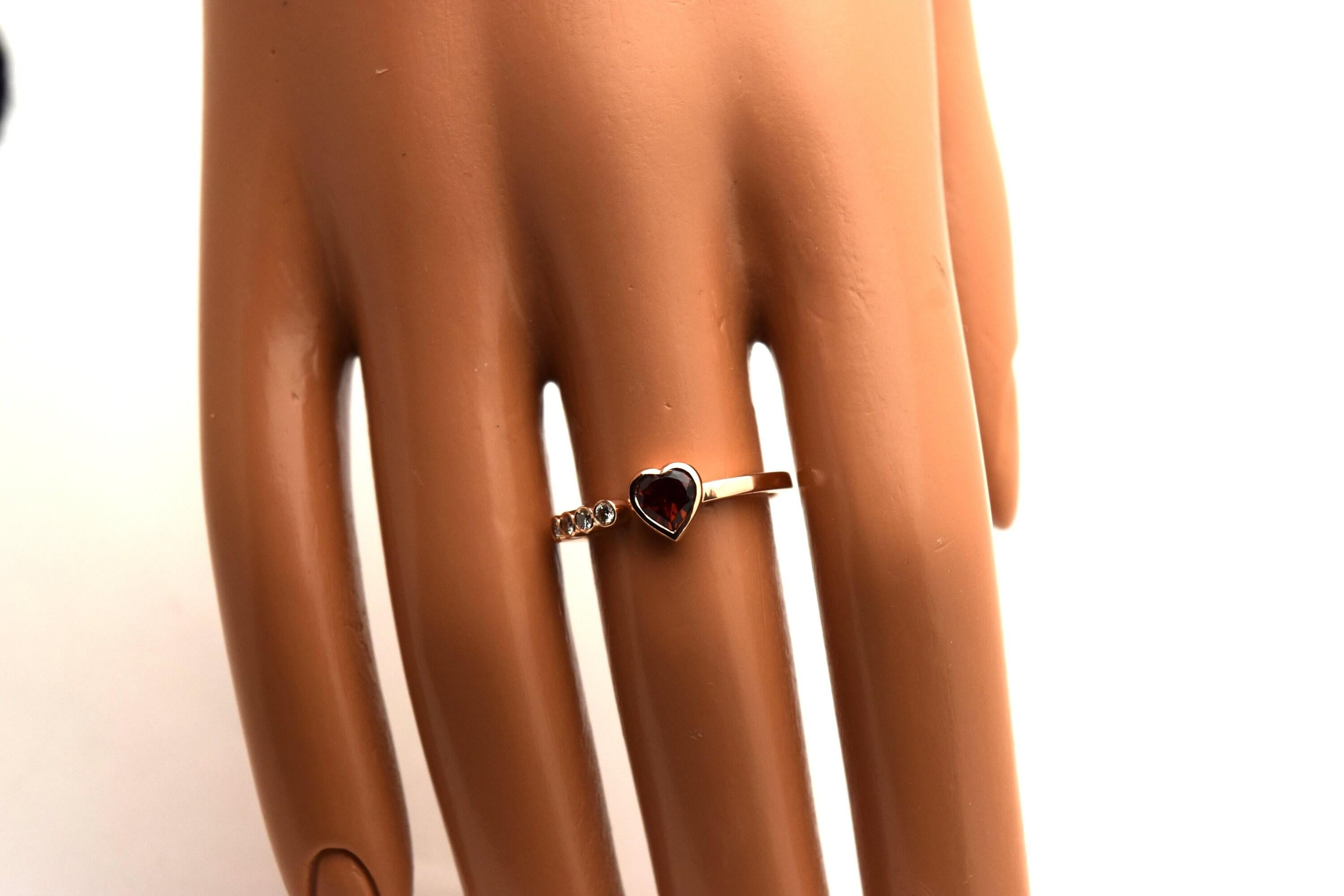 Bonito anillo de corazón de granate con diamantes, anillo de espacio abierto, ¡son populares anillos de promesa y anillos apilables! ¡Muy juguetón y divertido y se siente súper cómodo en cualquier mano! Los daimantes son de calidad fina con claridad