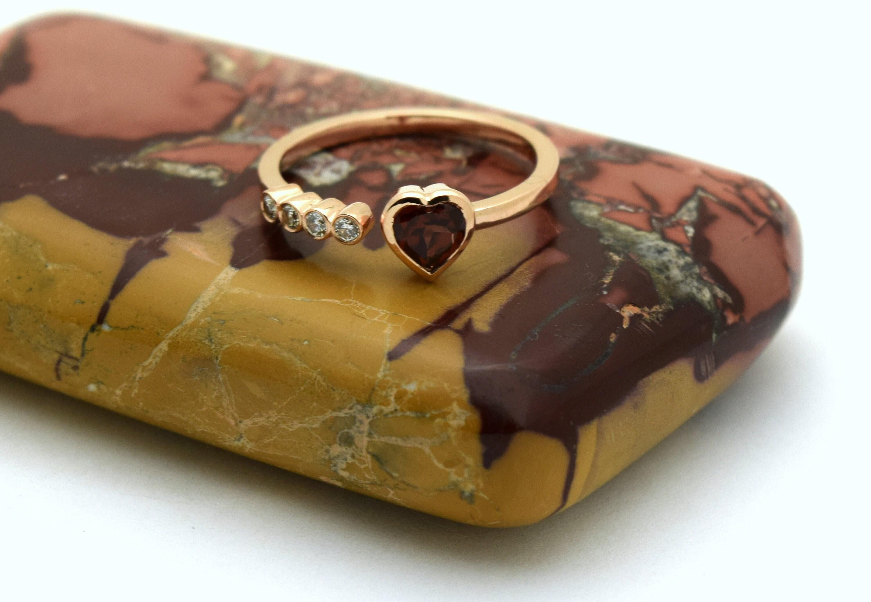Femenino o masculino Anillo granate diamante Anillo apilable de oro de 14 KT en venta