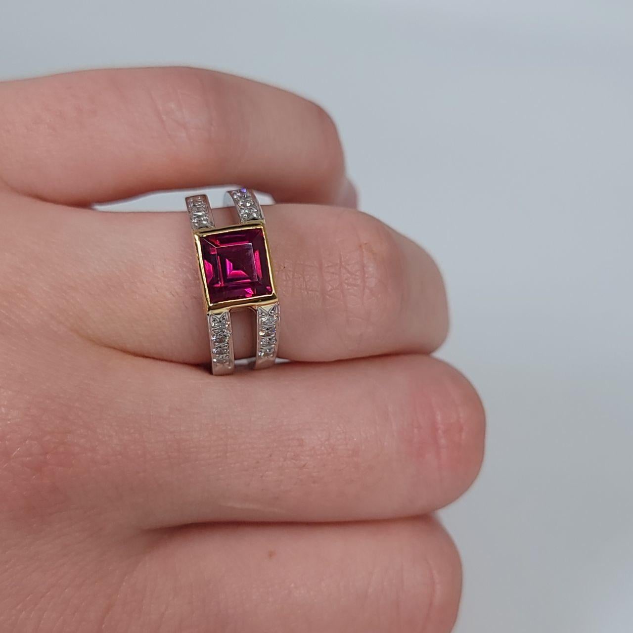 Impresionante y raro anillo de granate rodolita realizado en platino y oro amarillo de 18 quilates con diamantes naturales.

PESO EN GRAMO: 13,37gr
METAL: Oro amarillo de 18 quilates y platino

DIAMANTE(S) NATURAL(ES)
Talla: Redondo brillante
Color: