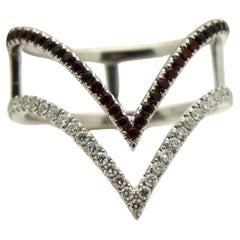 Bague de la victoire bague V en or blanc 114 carats pyrope grenat