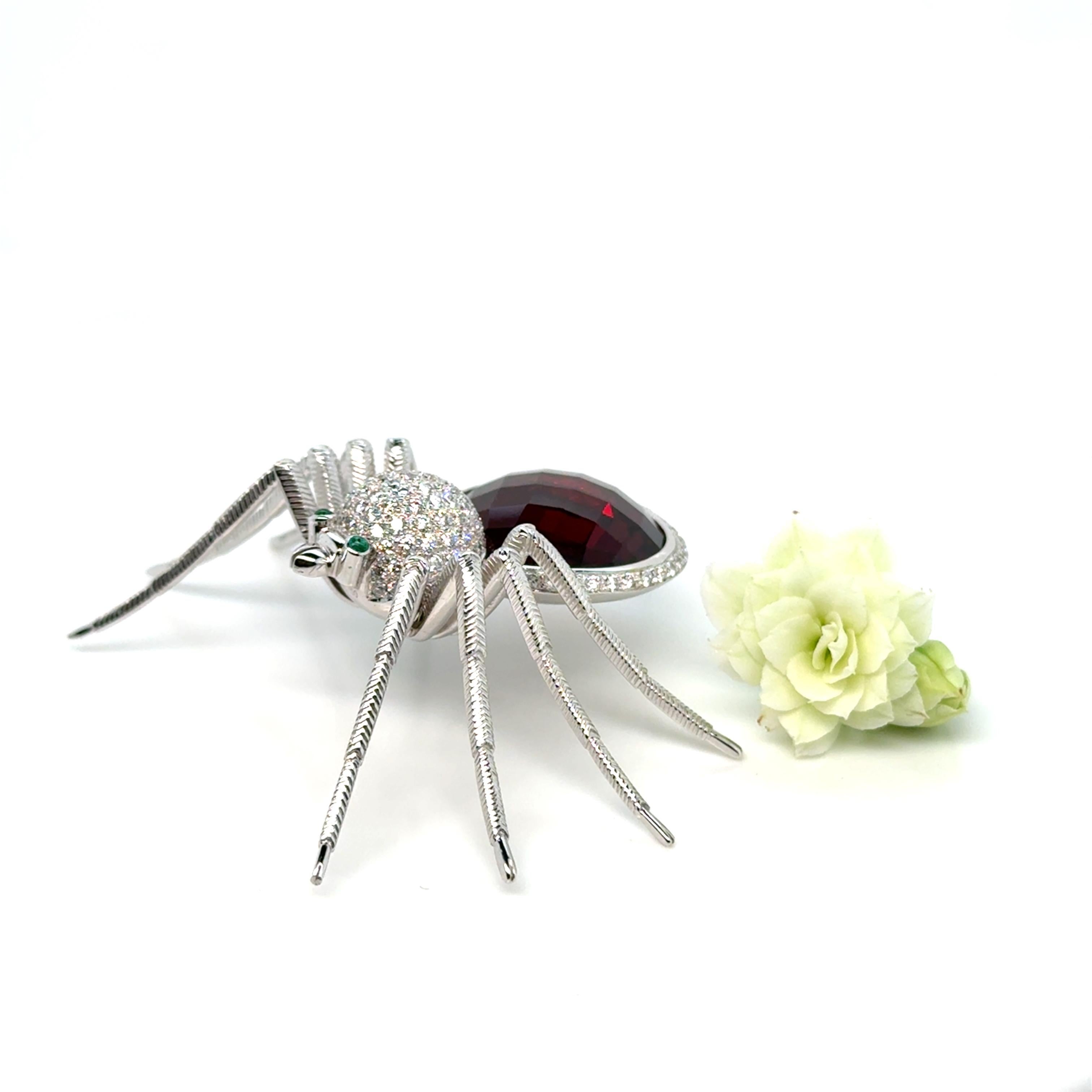 Cette exquise araignée décorative, réalisée en or 18 carats, est à la fois frappante et élégante. Le corps de la montre est constitué d'un grenat taille fantaisie de 25,24 ct, dont le design complexe est rehaussé par des diamants taille brillant
