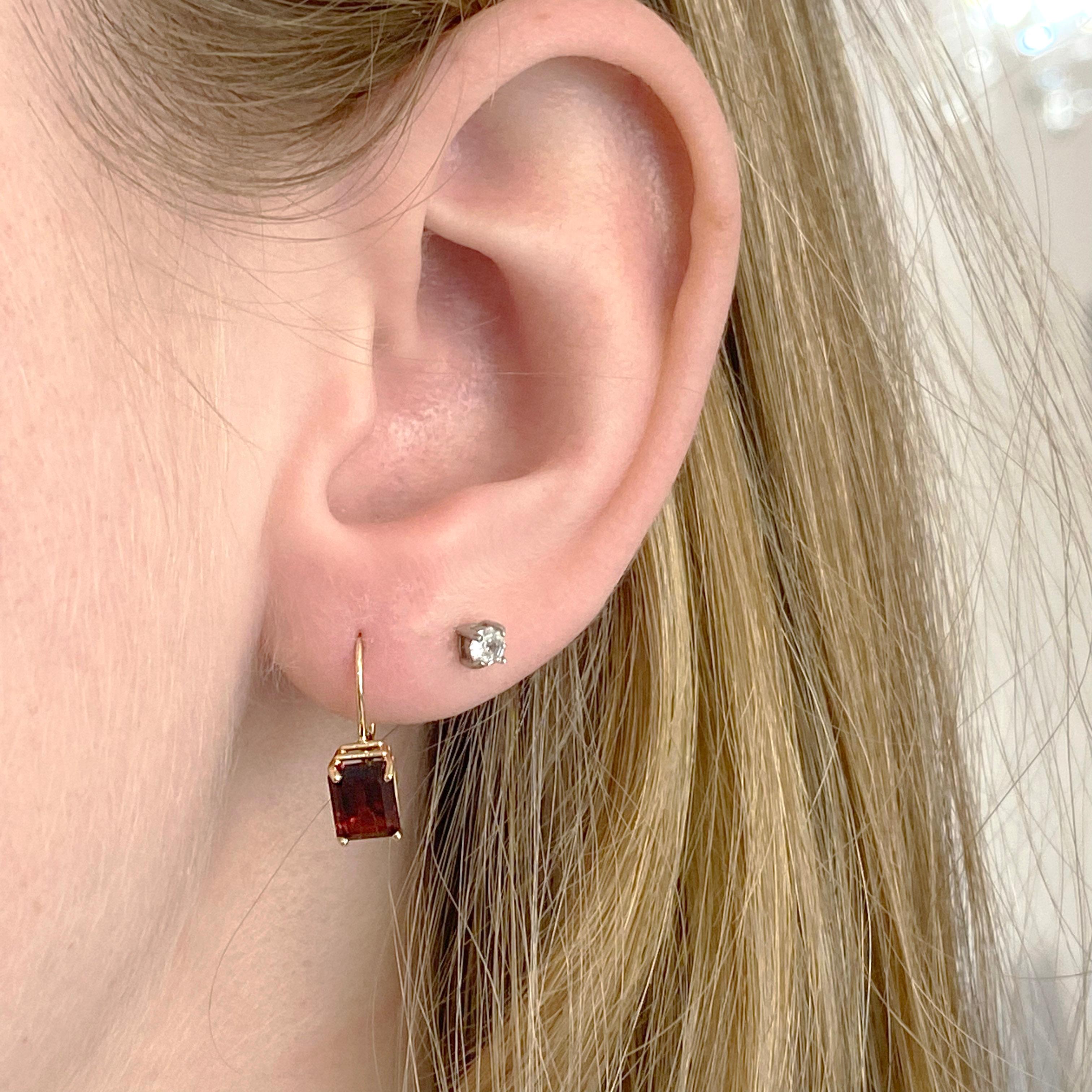 The garnet earrings are emerald cut and set in a glorious leverback settings. The garnets are genuine and approximate .50 carats each. These earrings are lovely with the garnet hanging right below the earlobe.
1 Set
Metal Quality: 14 Karat Yellow
