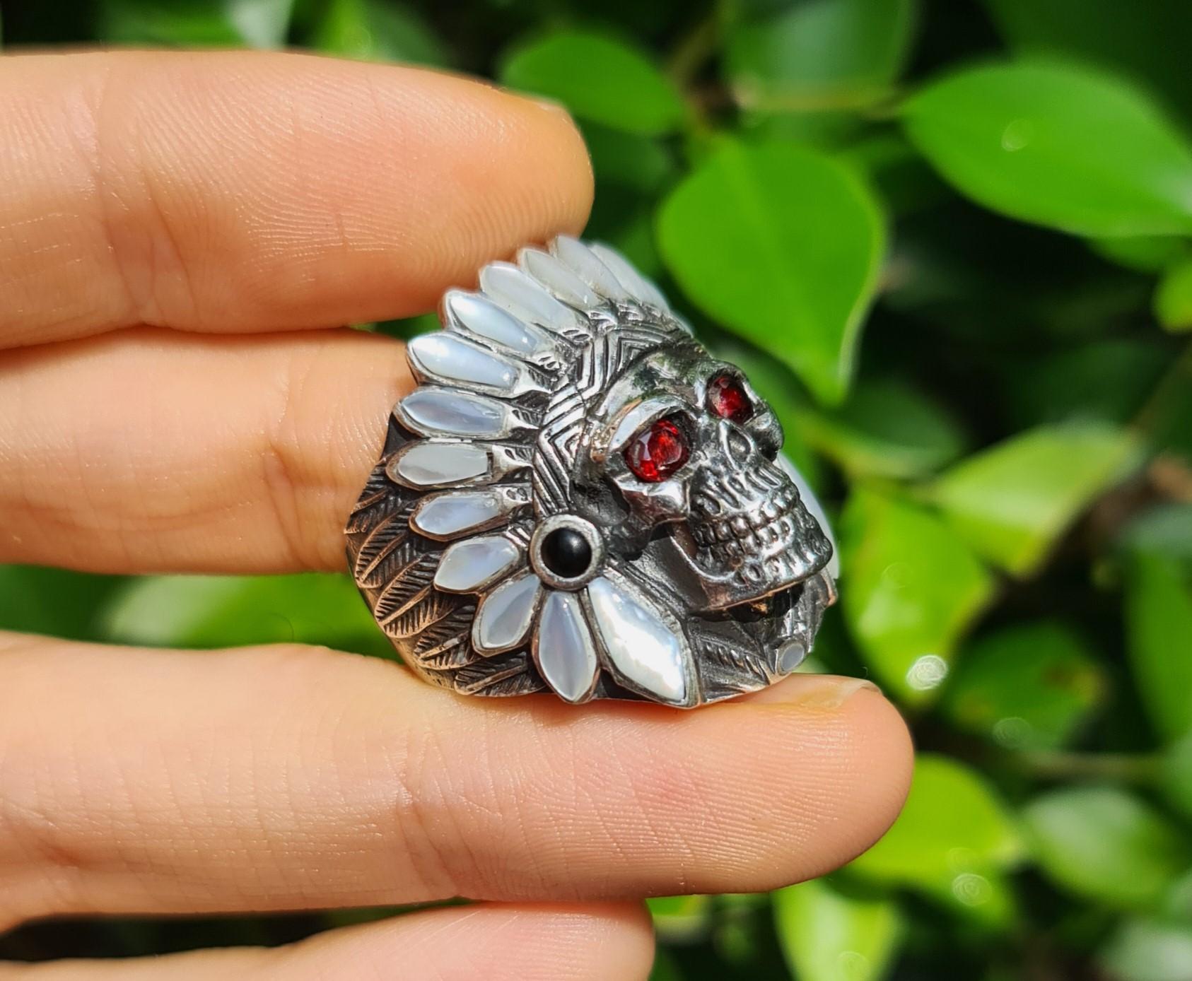 Amerikanischer Indianer Totenkopf Stammes-Krieger-Ring aus Sterlingsilber 925 mit Granataugen im Angebot 4