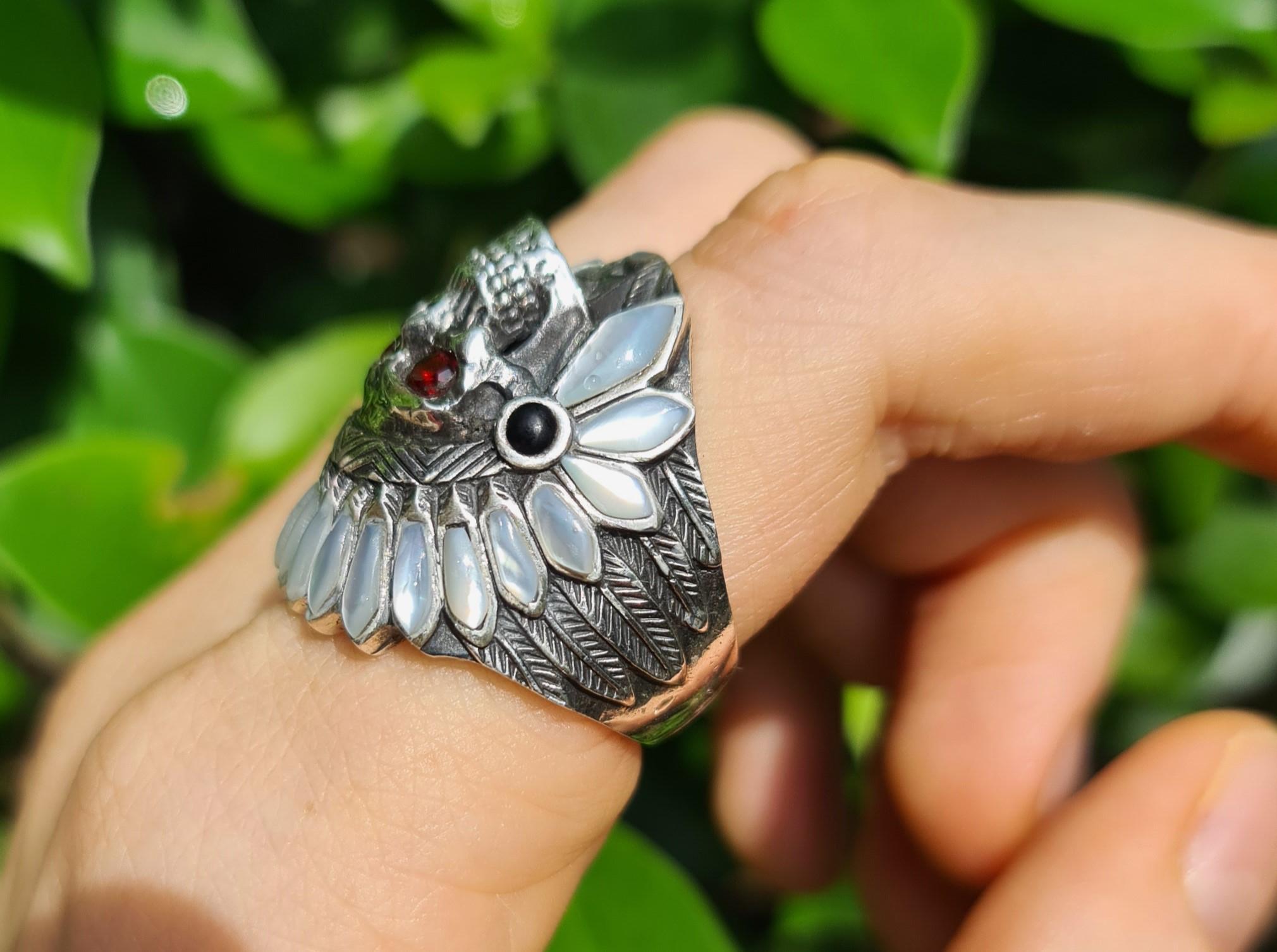 Amerikanischer Indianer Totenkopf Stammes-Krieger-Ring aus Sterlingsilber 925 mit Granataugen im Angebot 5