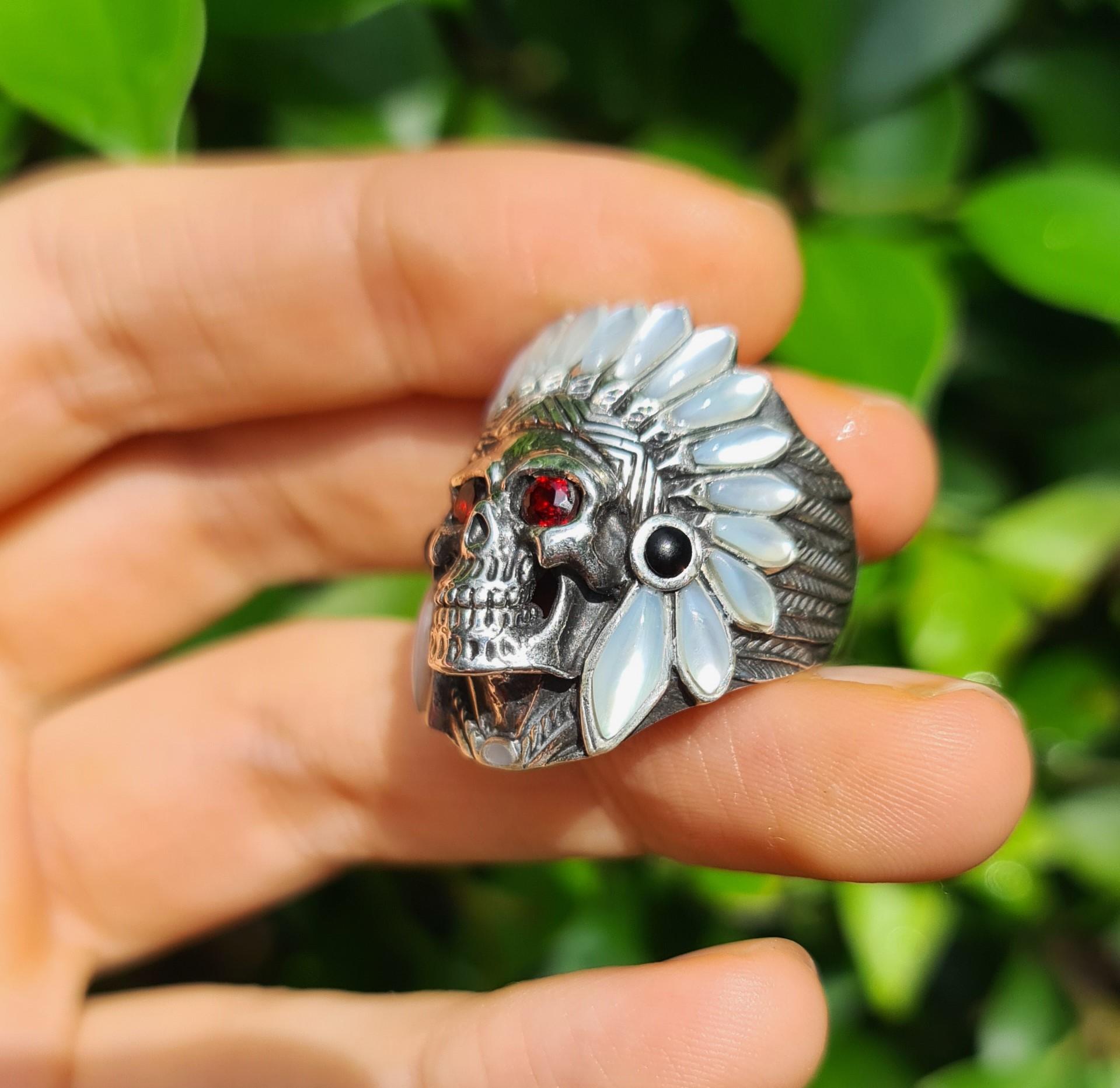 Amerikanischer Indianer Totenkopf Stammes-Krieger-Ring aus Sterlingsilber 925 mit Granataugen im Angebot 6
