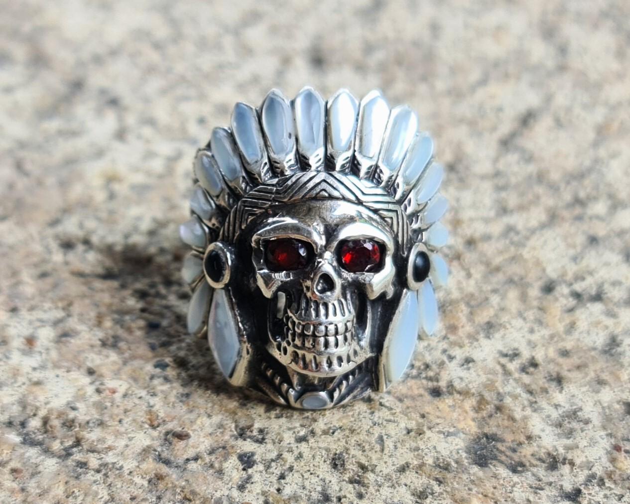 Indianerhäuptling Krieger Schädel Ring mit natürlichen Granat, Perlmutt und schwarzem Onyx.

Massiver 925 Sterling Silber Ring mit echtem Granat 

Die Ringgröße ist 9,5 US

Das Gewicht des Rings beträgt 16 Gramm

Bitte fragen Sie Ihre Größe an. Wir