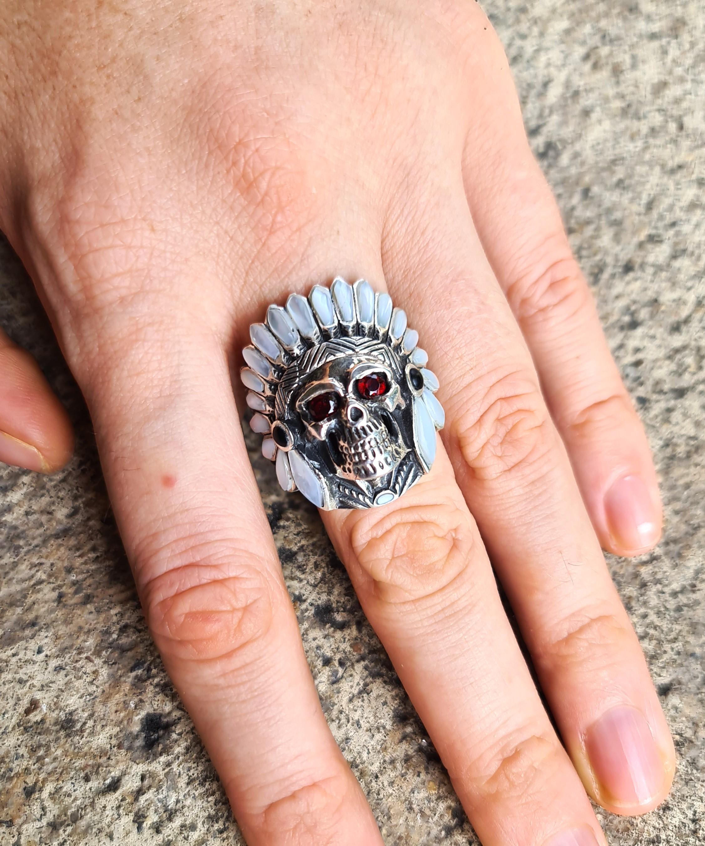 Amerikanischer Indianer Totenkopf Stammes-Krieger-Ring aus Sterlingsilber 925 mit Granataugen (Kunsthandwerker*in) im Angebot