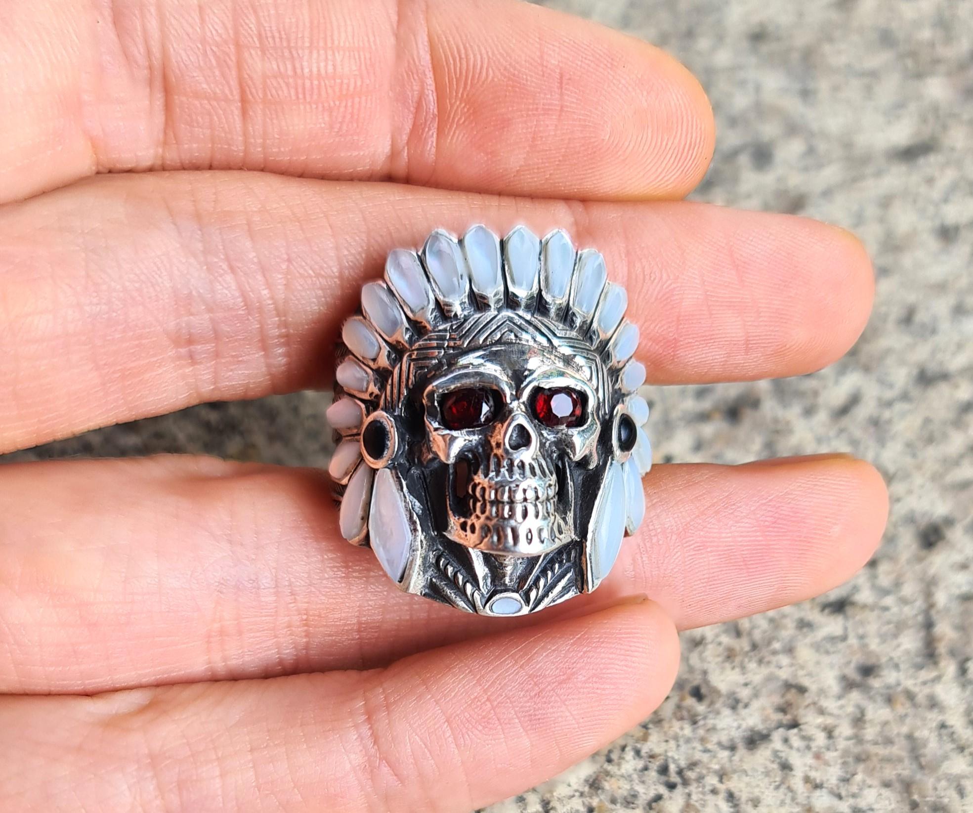 Amerikanischer Indianer Totenkopf Stammes-Krieger-Ring aus Sterlingsilber 925 mit Granataugen (Rundschliff) im Angebot