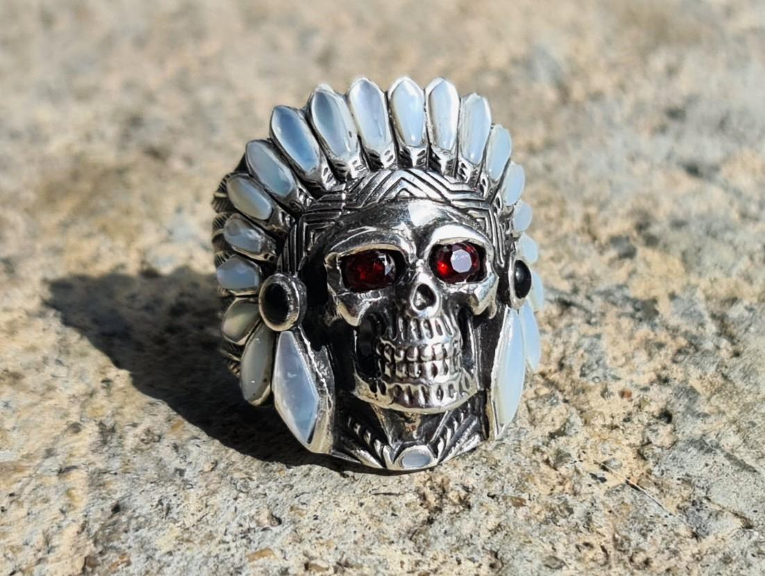 Amerikanischer Indianer Totenkopf Stammes-Krieger-Ring aus Sterlingsilber 925 mit Granataugen im Zustand „Neu“ im Angebot in Los Angeles, CA