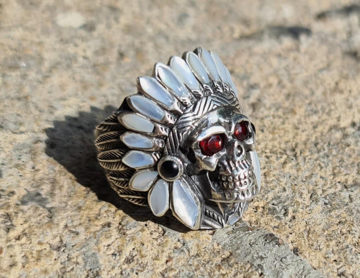 Amerikanischer Indianer Totenkopf Stammes-Krieger-Ring aus Sterlingsilber 925 mit Granataugen für Damen oder Herren im Angebot