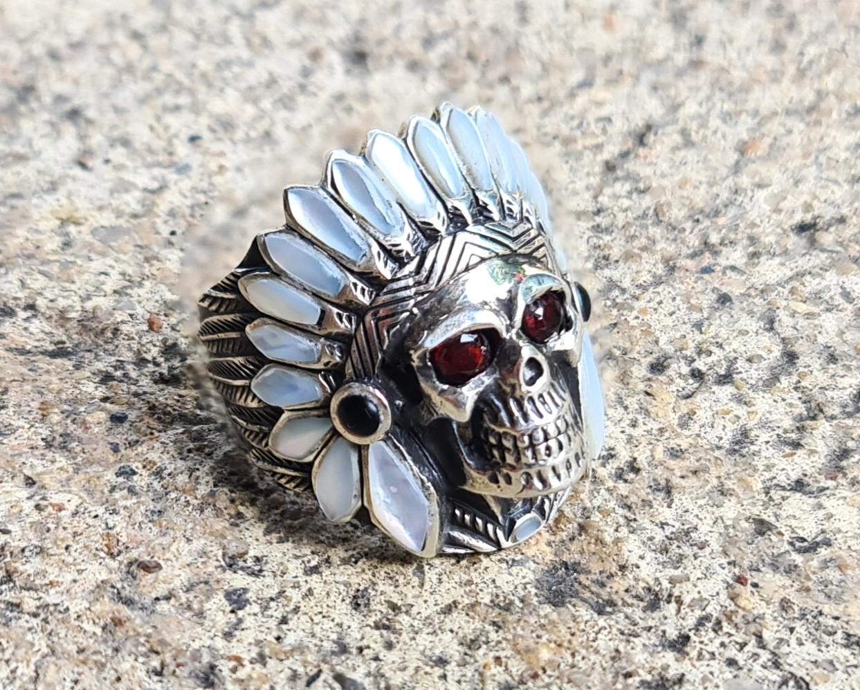 Amerikanischer Indianer Totenkopf Stammes-Krieger-Ring aus Sterlingsilber 925 mit Granataugen im Angebot 1