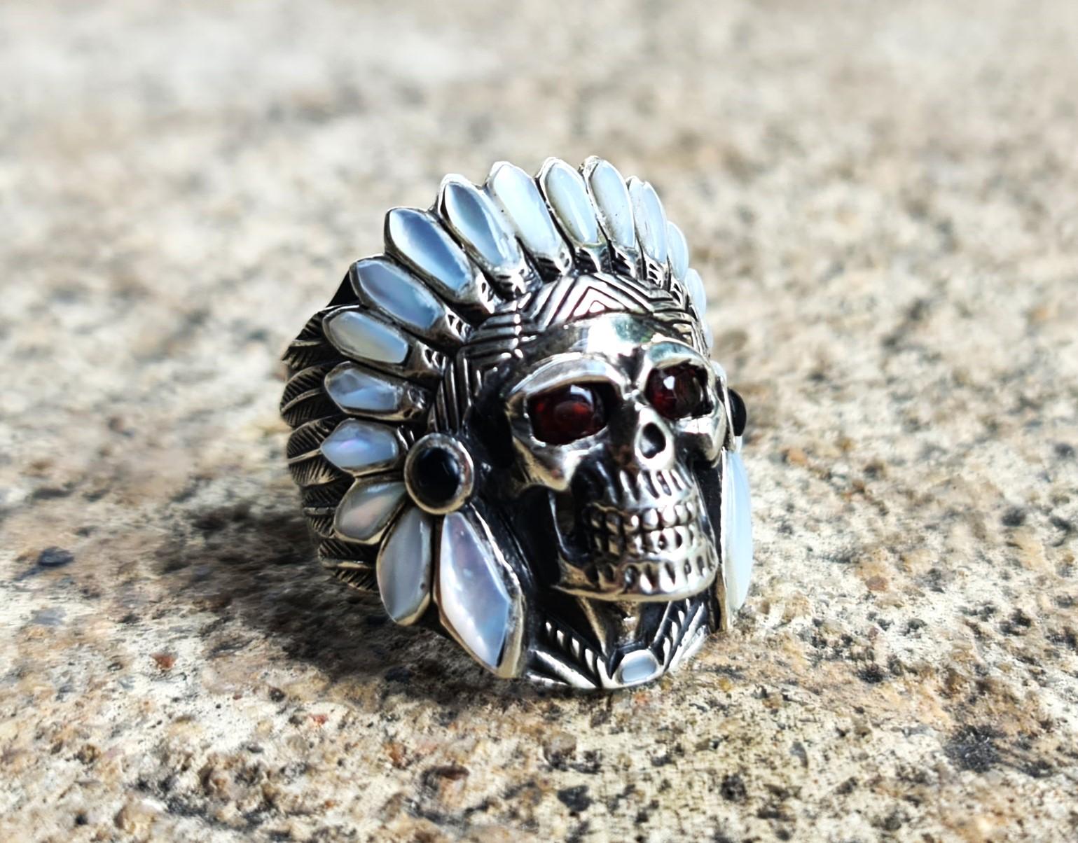 Amerikanischer Indianer Totenkopf Stammes-Krieger-Ring aus Sterlingsilber 925 mit Granataugen im Angebot 2