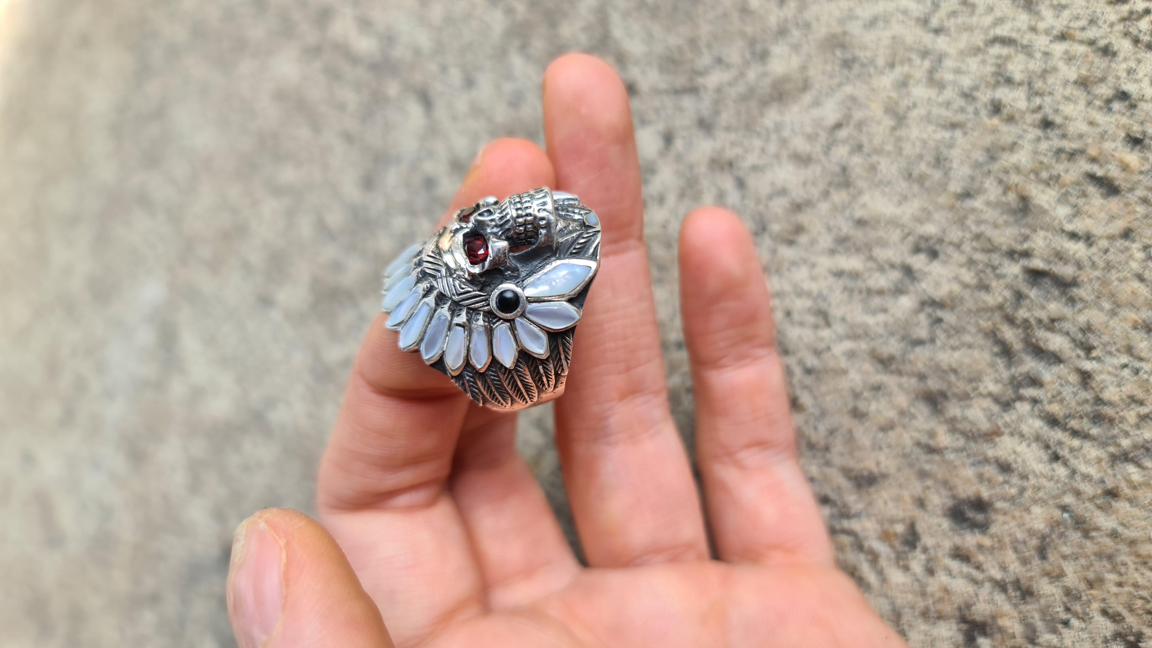 Amerikanischer Indianer Totenkopf Stammes-Krieger-Ring aus Sterlingsilber 925 mit Granataugen im Angebot 3