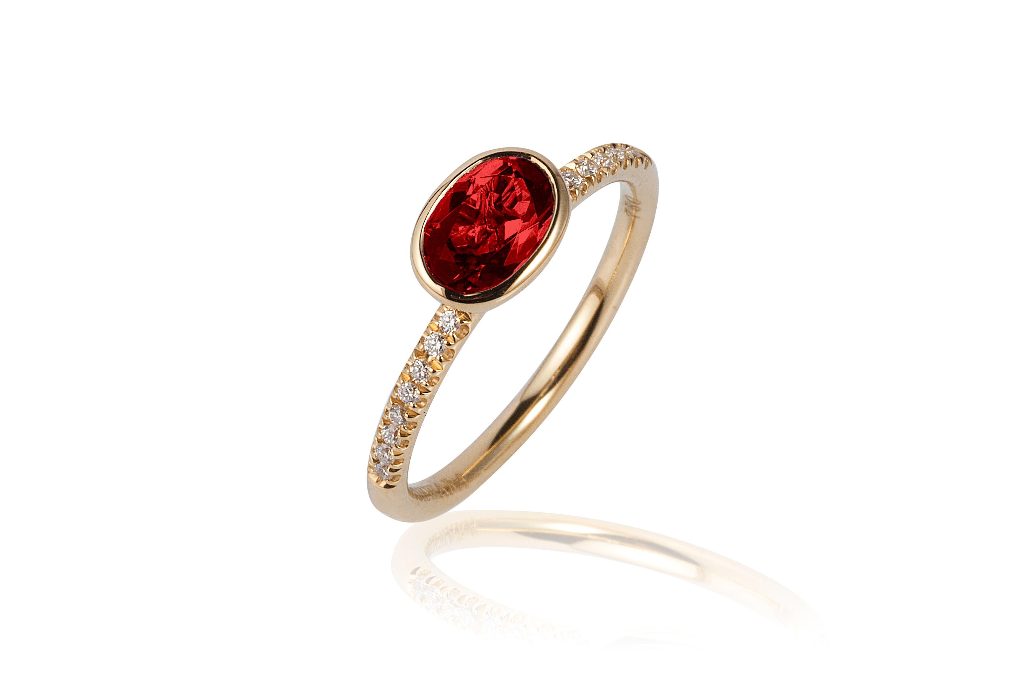 Im Angebot: Granat Facettiert Oval Ring mit Diamant in 18K Gelbgold () 5