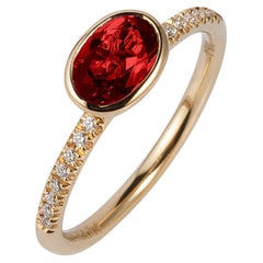 Anillo Oval Facetado Granate Con Diamante En Oro Amarillo De 18K Anillo Oval Facetado Granate Con Diamante En Oro Amarillo De 18K
