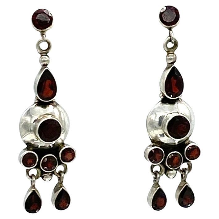 Orecchini a pendente in granato e argento sterling In condizioni buone in vendita a Atlanta, GA