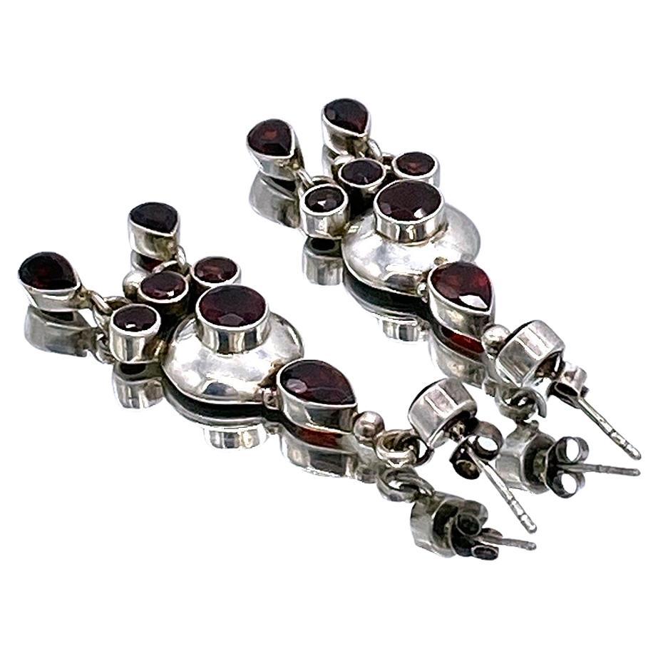 Orecchini a pendente in granato e argento sterling in vendita 1