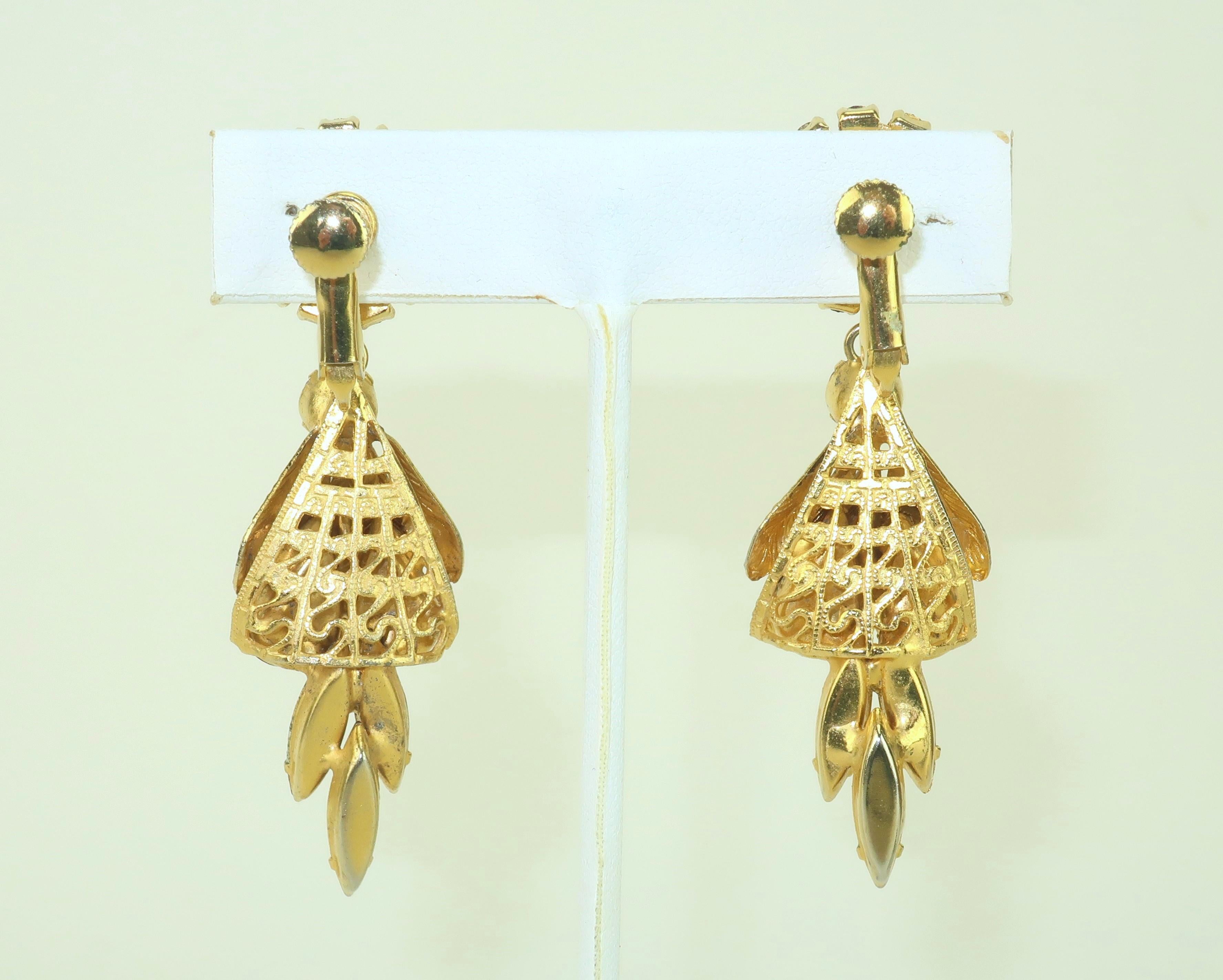Garnet Glass Rhinestone Drop Dangle Earrings, 1960's In Good Condition For Sale In Atlanta, GA