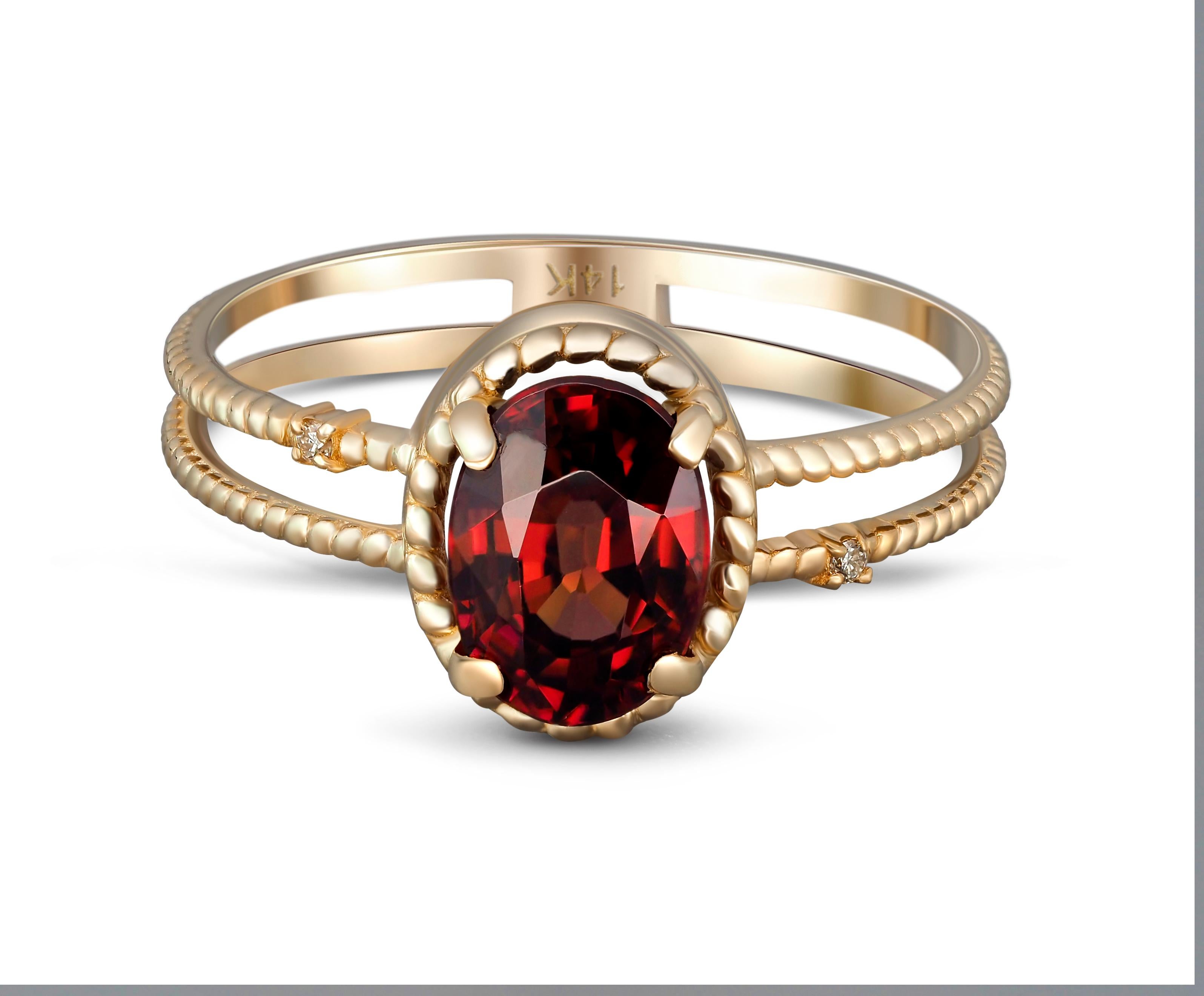Metall: 14k Gold

Gewicht: 1,8  g. hängt von der Größe ab.

Zentraler Stein: Natürlicher Granat
Gewicht -  ca. 0.80 ct insgesamt, ovaler Schliff.
Klarheit: Transparent mit Einschlüssen, Farbe -   rot.

Steine in der Umgebung:
Diamanten: G/Vs, runder