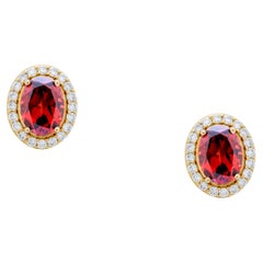 Clous d'oreilles uniques en or rose 18 carats avec grenat rhodolite rouge ovale et halo de diamants