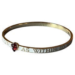 Hermetica Bracelet jonc de style victorien en émail blanc et diamants en forme de cœur de grenat