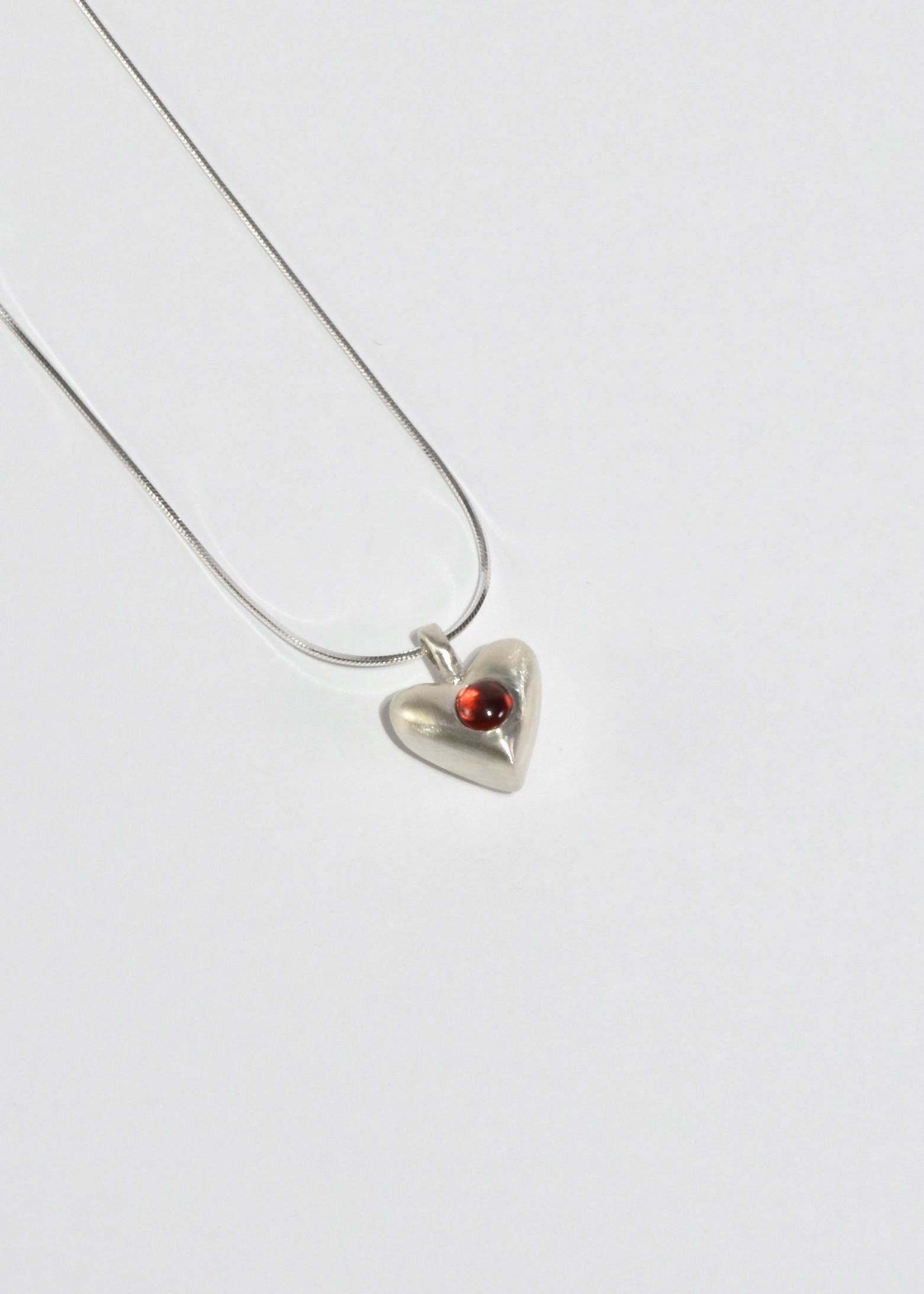 Taille cabochon Collier avec pendentif en forme de cœur en grenat en vente
