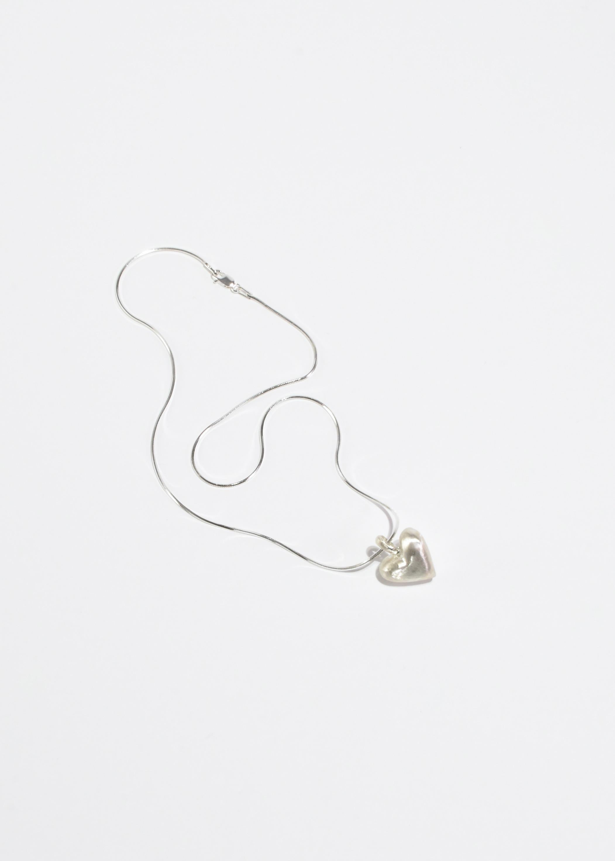 Collier avec pendentif en forme de cœur en grenat Neuf - En vente à Richmond, VA
