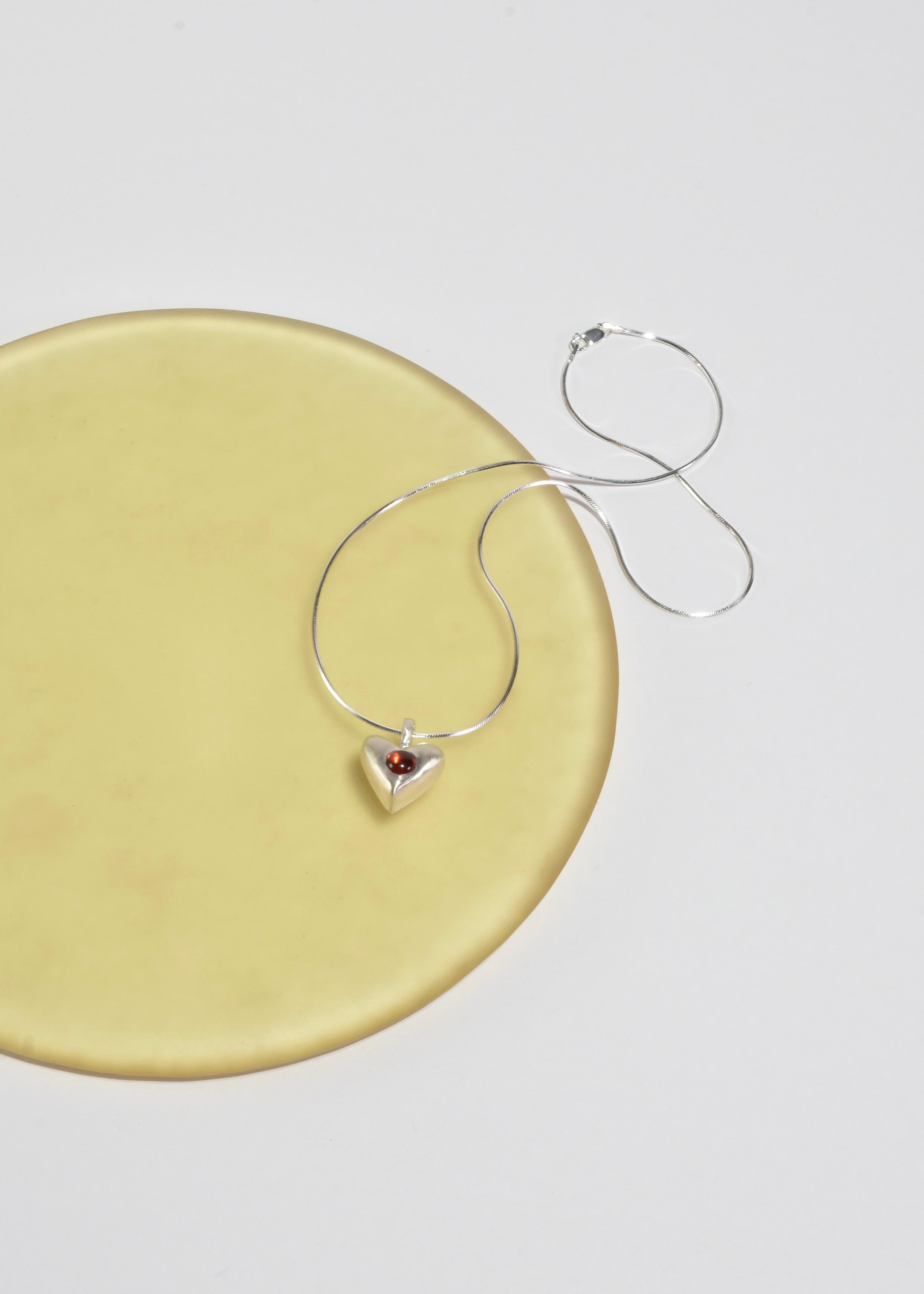 Collier avec pendentif en forme de cœur en grenat Unisexe en vente